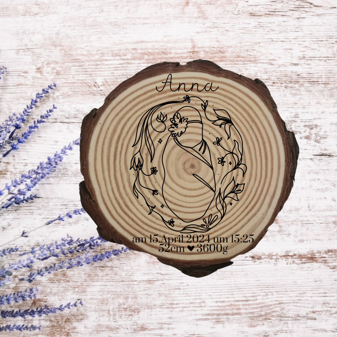 Gravierte Holzscheibe zur Geburt – personalisiertes Babygeschenk mit Name & Geburtsdatum – Erinnerung Baby – Naturholz Dekoration