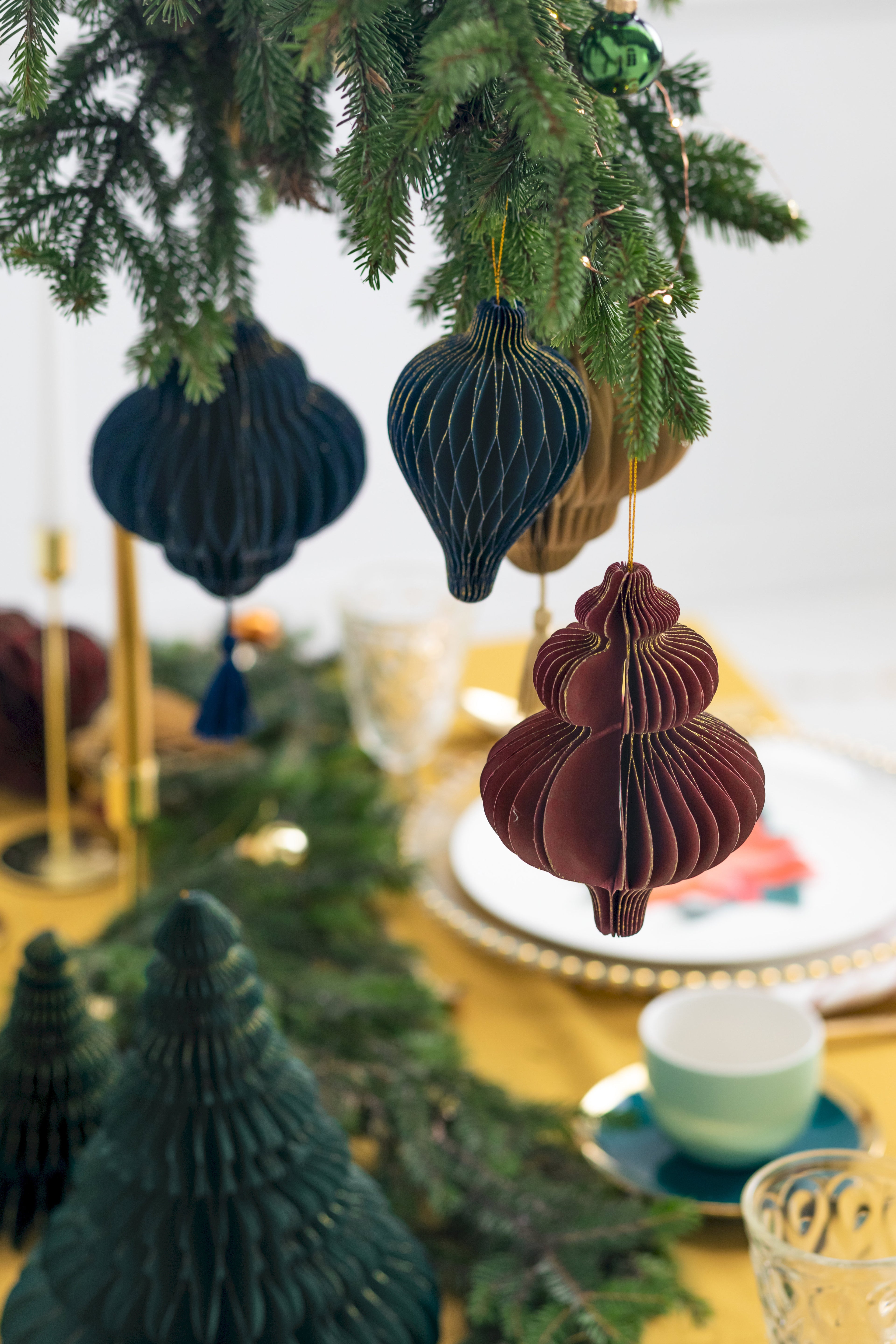 Eiszapfen-Wabenkugel aus Papier 10 × 15 cm - bordeauxrote Hängedeko für Weihnachten, Hochzeit und Winterparty