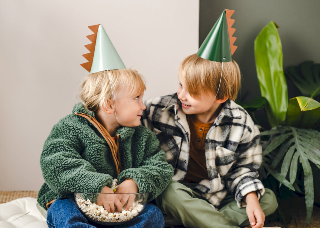 Dinosaurier‑Partyhüte – 6er Set | Papierhüte in Farbmix, Höhe 14 cm, Ø 11 cm | DIY zum Selbstzusammenbauen