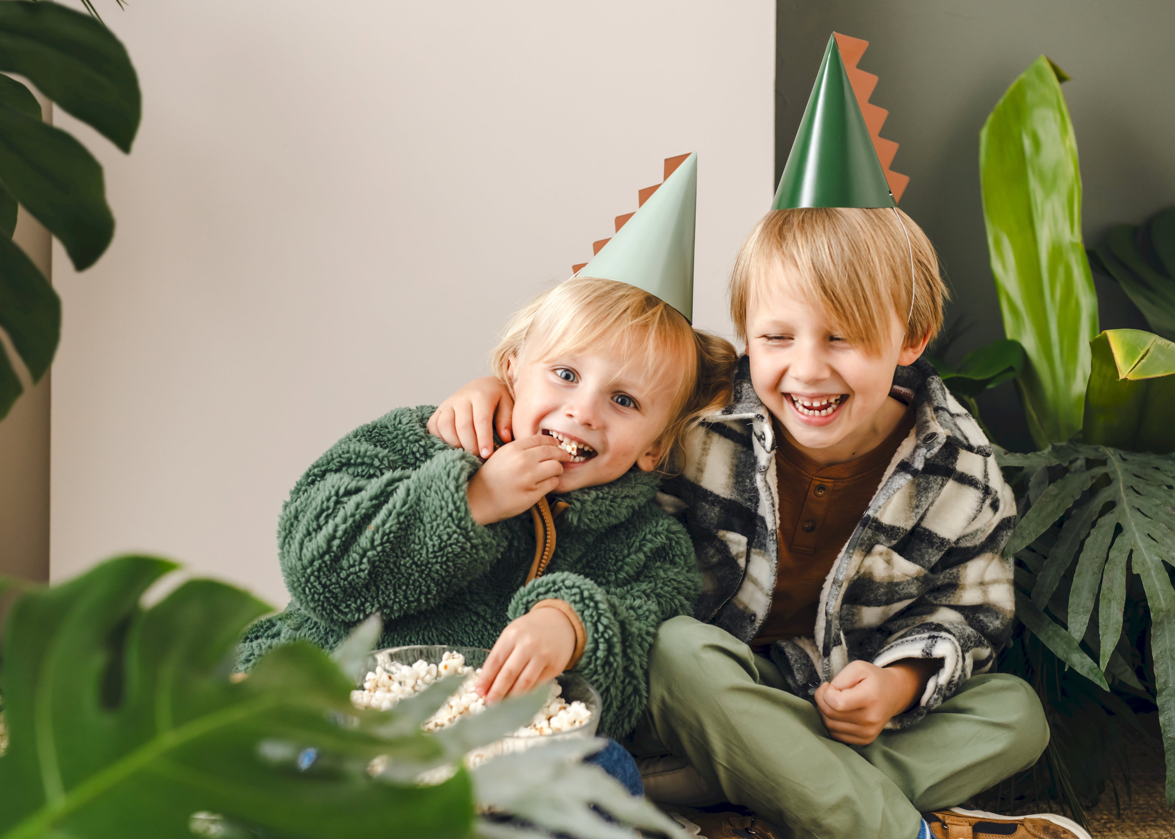 Dinosaurier‑Partyhüte – 6er Set | Papierhüte in Farbmix, Höhe 14 cm, Ø 11 cm | DIY zum Selbstzusammenbauen