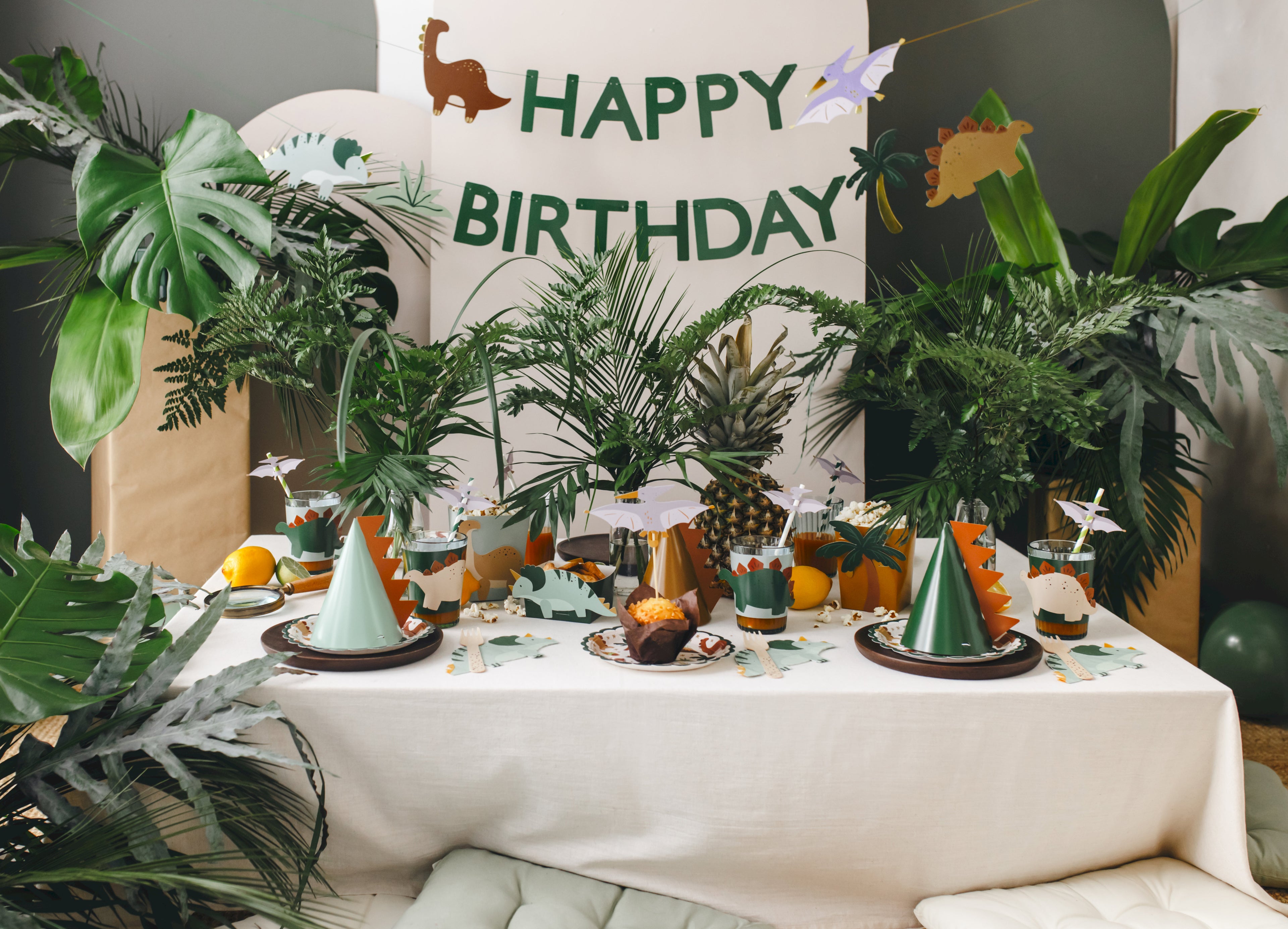Dinosaurier‑Partyhüte – 6er Set | Papierhüte in Farbmix, Höhe 14 cm, Ø 11 cm | DIY zum Selbstzusammenbauen