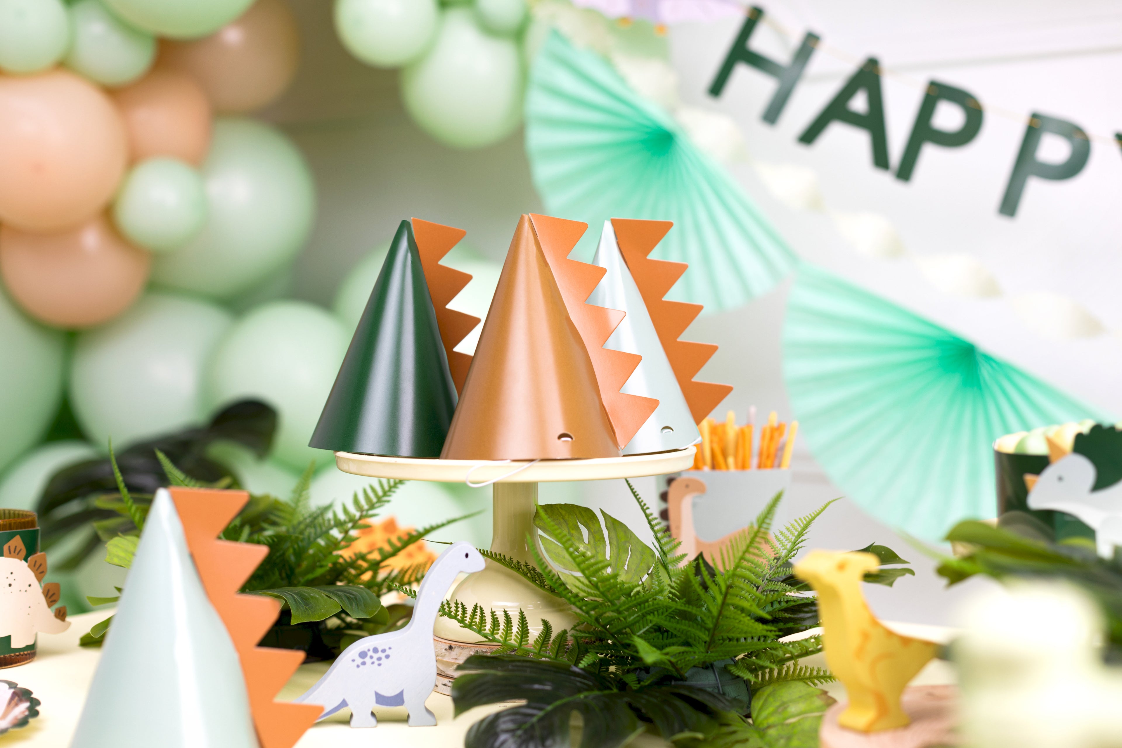 Dinosaurier‑Partyhüte – 6er Set | Papierhüte in Farbmix, Höhe 14 cm, Ø 11 cm | DIY zum Selbstzusammenbauen