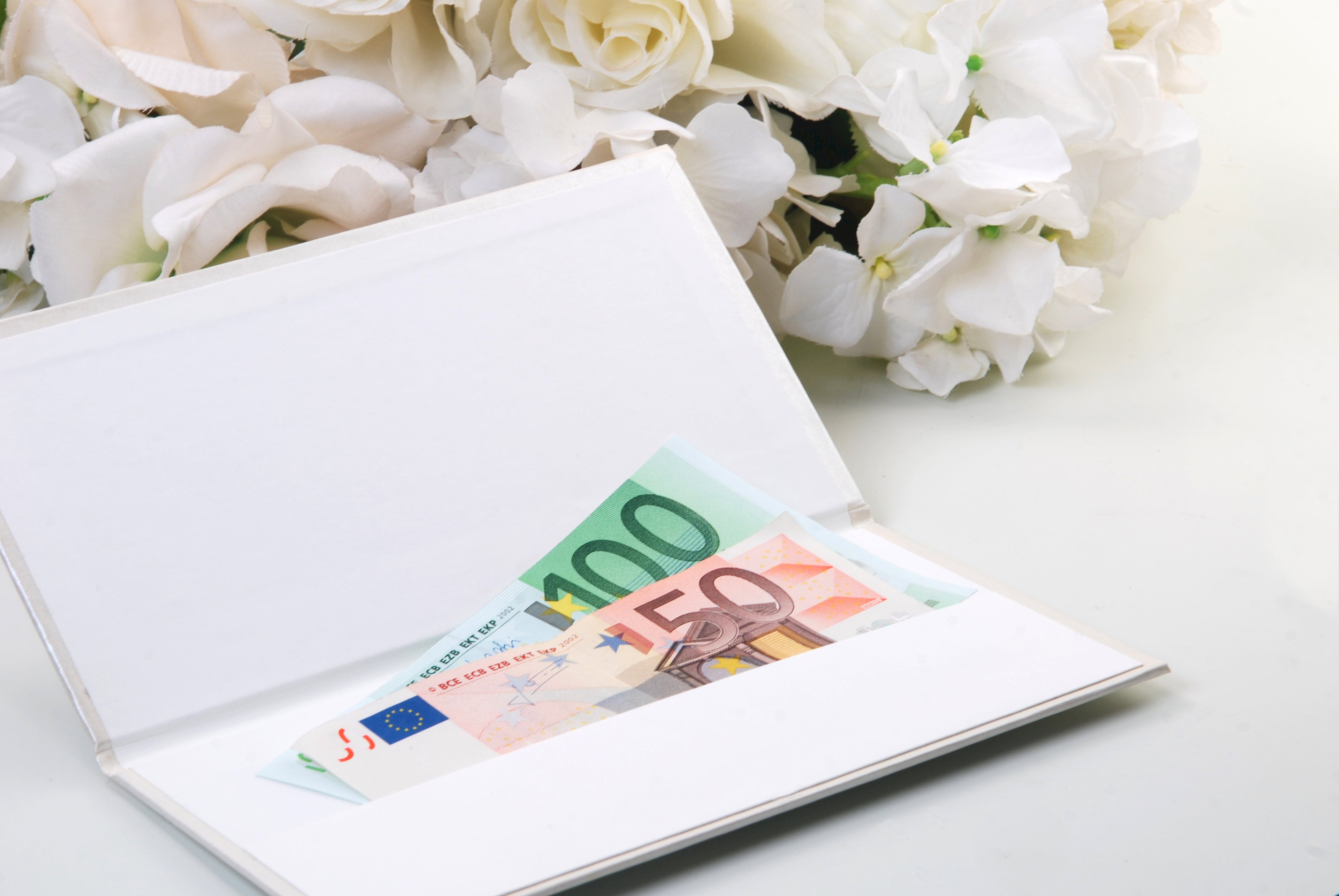 Dekoratives Geldkästchen „Schönes Herz“ – 10,5 × 19,5 cm | Perlmuttweiß mit Blumen, Leinenschnur & Wunschkarte