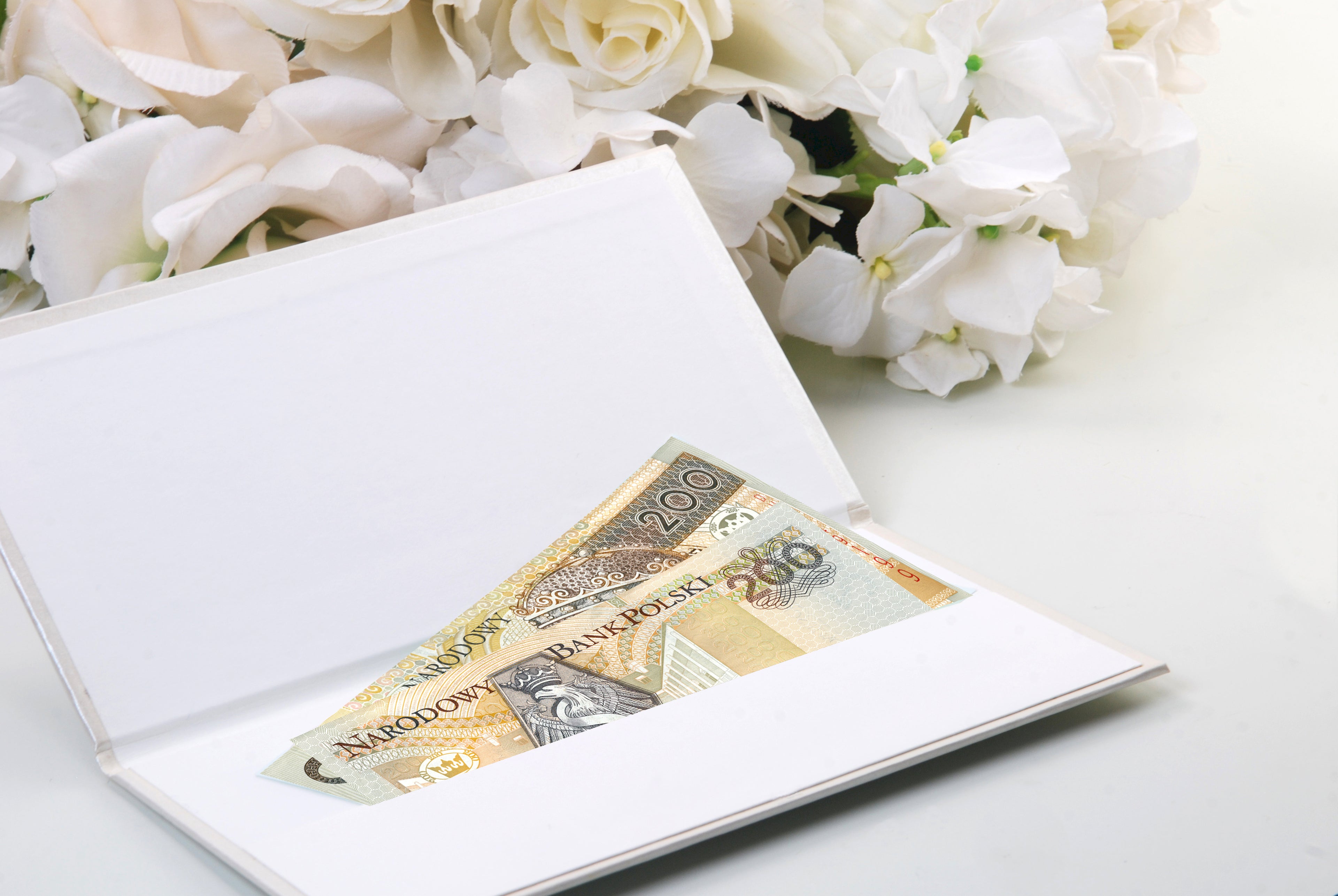 Dekoratives Geldkästchen „Schönes Herz“ – 10,5 × 19,5 cm | Perlmuttweiß mit Blumen, Leinenschnur & Wunschkarte