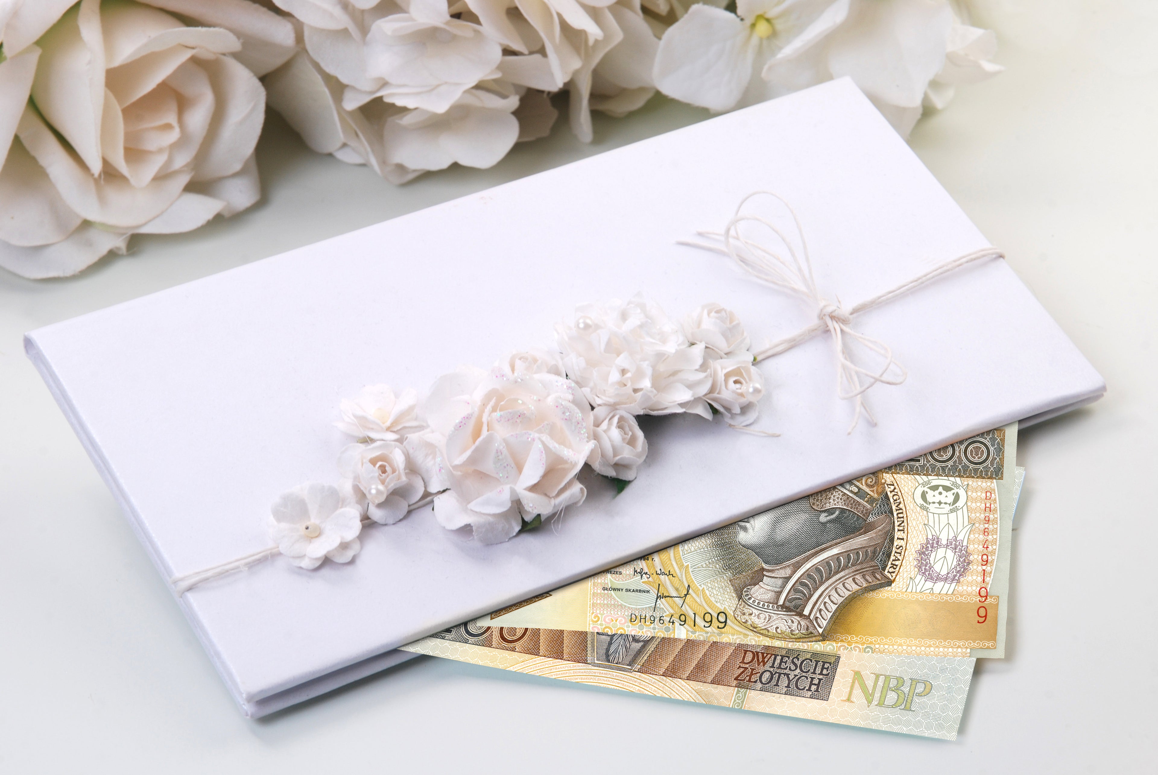 Dekoratives Geldkästchen „Schönes Herz“ – 10,5 × 19,5 cm | Perlmuttweiß mit Blumen, Leinenschnur & Wunschkarte