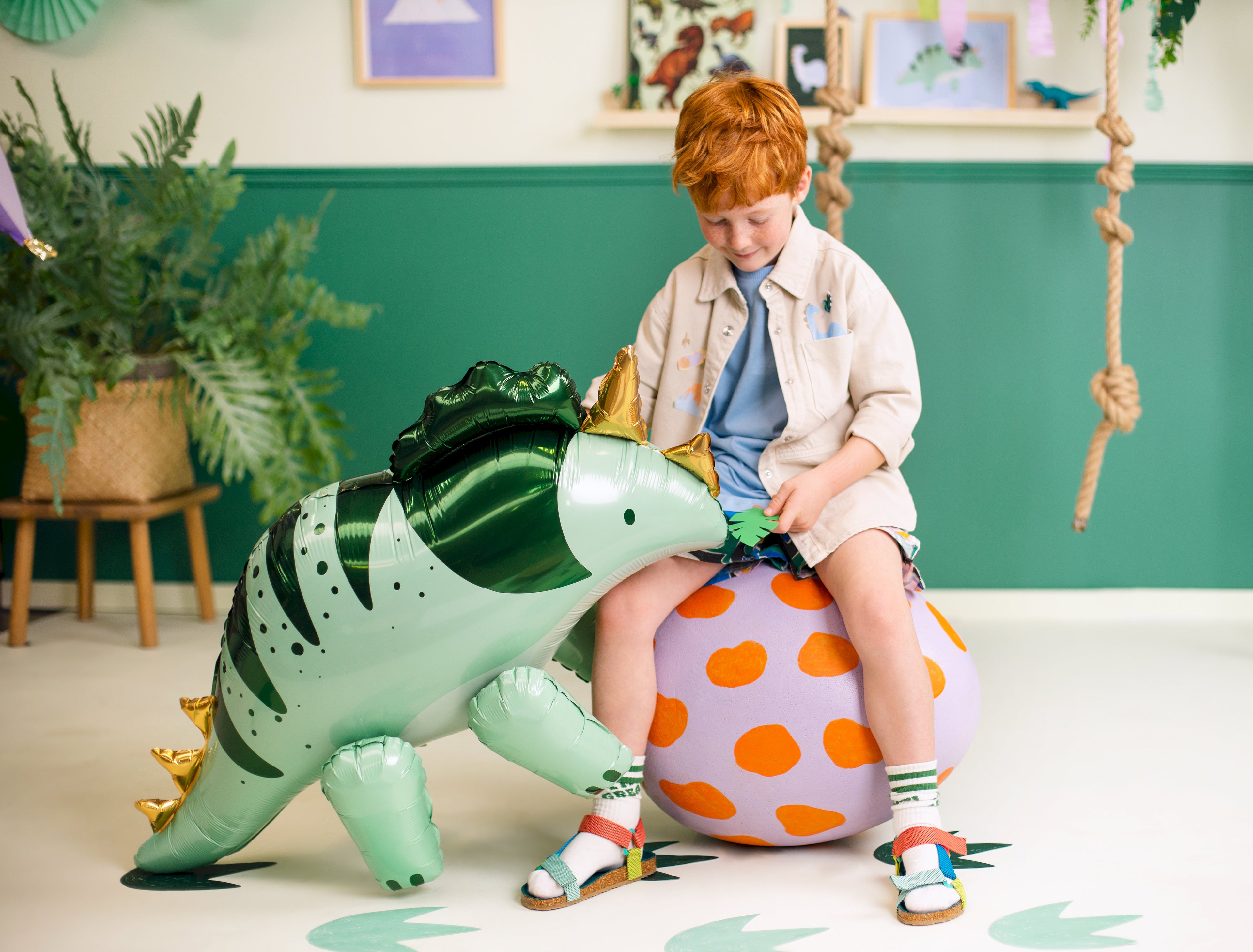 Triceratops-Folienballon groß 101 × 60,5 cm (aufgeblasen ca. 93 × 49 cm) – Grün, Luftfüllung inkl. Strohhalm, Dino-Party Deko