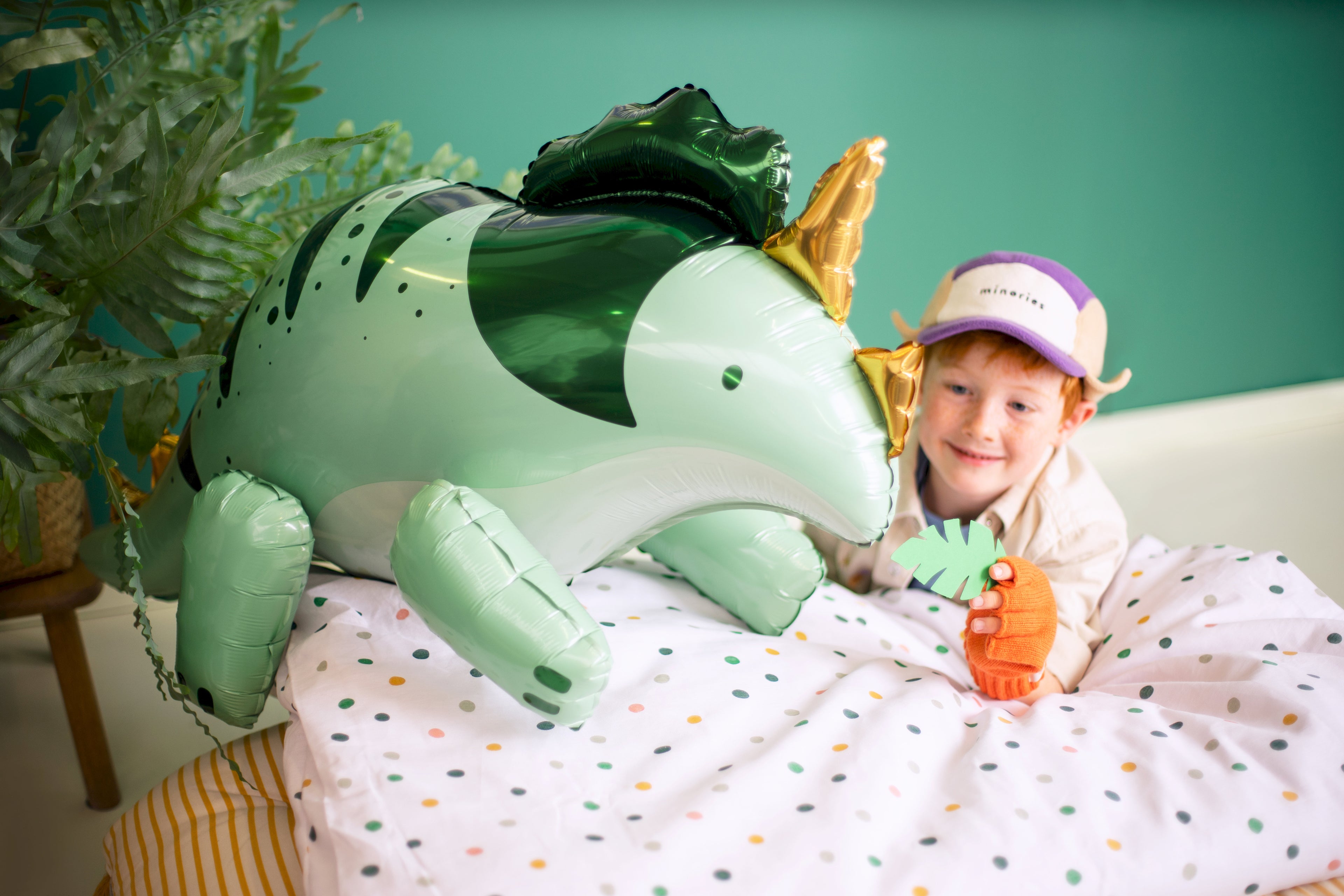 Triceratops-Folienballon groß 101 × 60,5 cm (aufgeblasen ca. 93 × 49 cm) – Grün, Luftfüllung inkl. Strohhalm, Dino-Party Deko