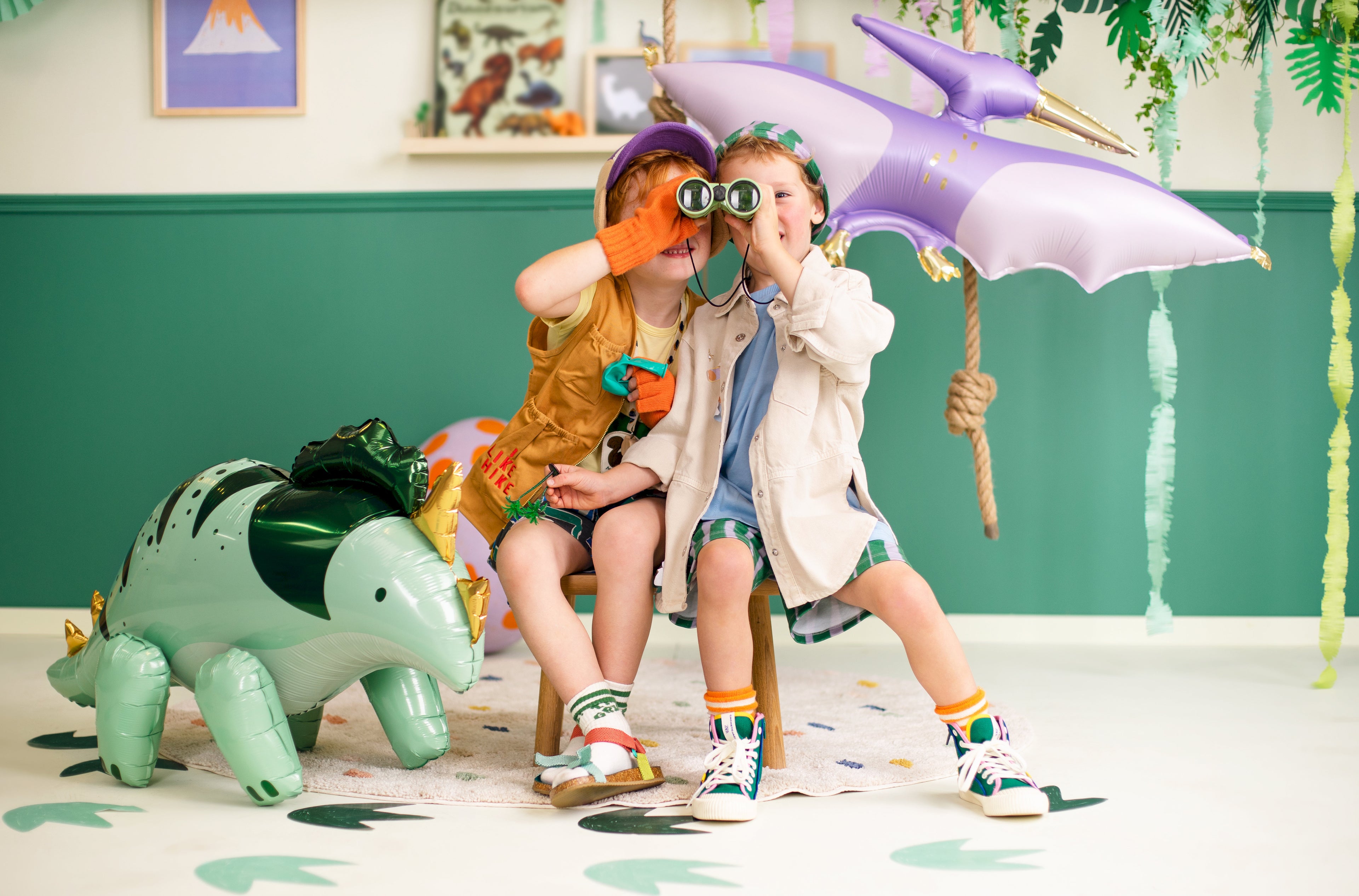Triceratops-Folienballon groß 101 × 60,5 cm (aufgeblasen ca. 93 × 49 cm) – Grün, Luftfüllung inkl. Strohhalm, Dino-Party Deko