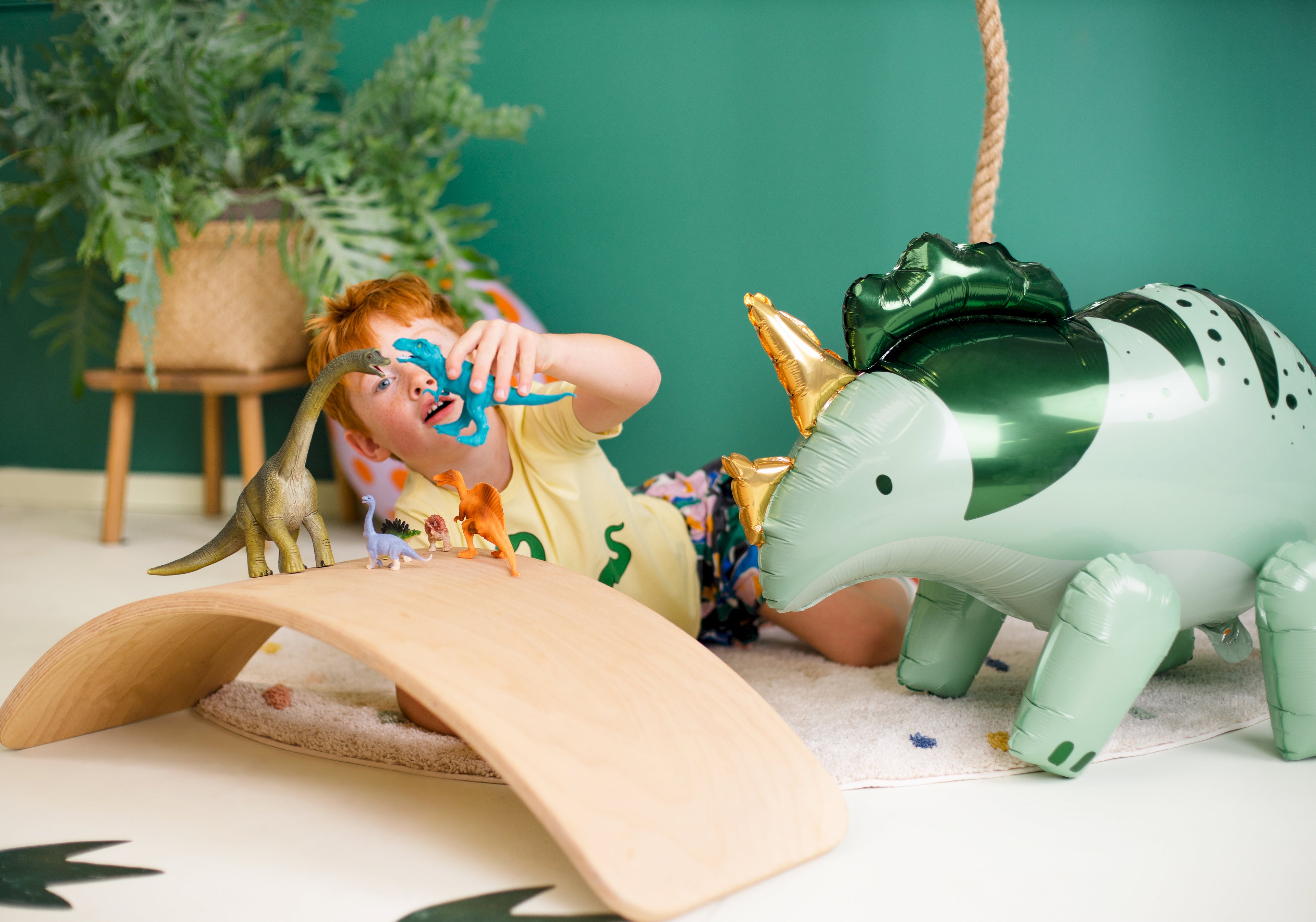 Triceratops-Folienballon groß 101 × 60,5 cm (aufgeblasen ca. 93 × 49 cm) – Grün, Luftfüllung inkl. Strohhalm, Dino-Party Deko