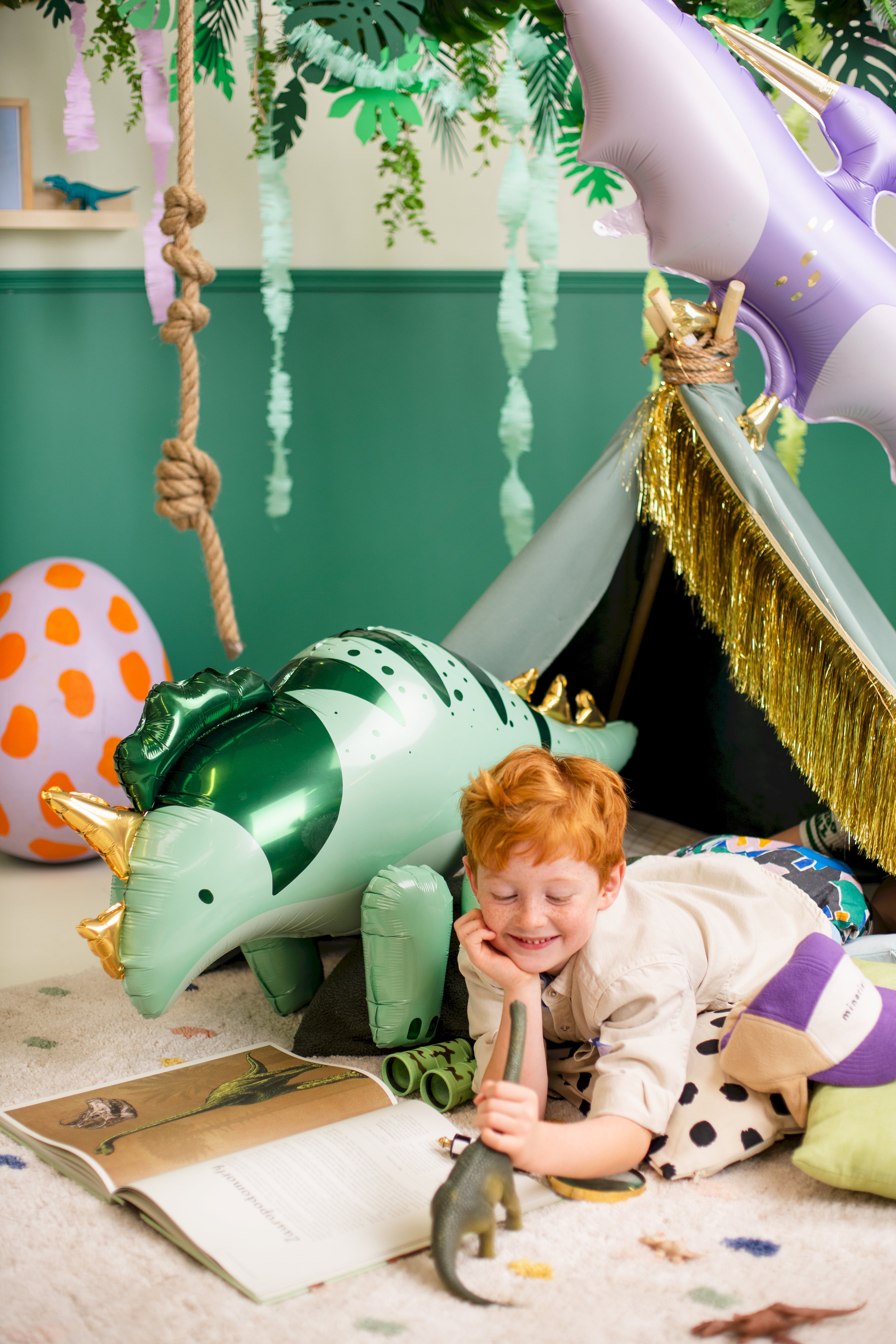 Triceratops-Folienballon groß 101 × 60,5 cm (aufgeblasen ca. 93 × 49 cm) – Grün, Luftfüllung inkl. Strohhalm, Dino-Party Deko