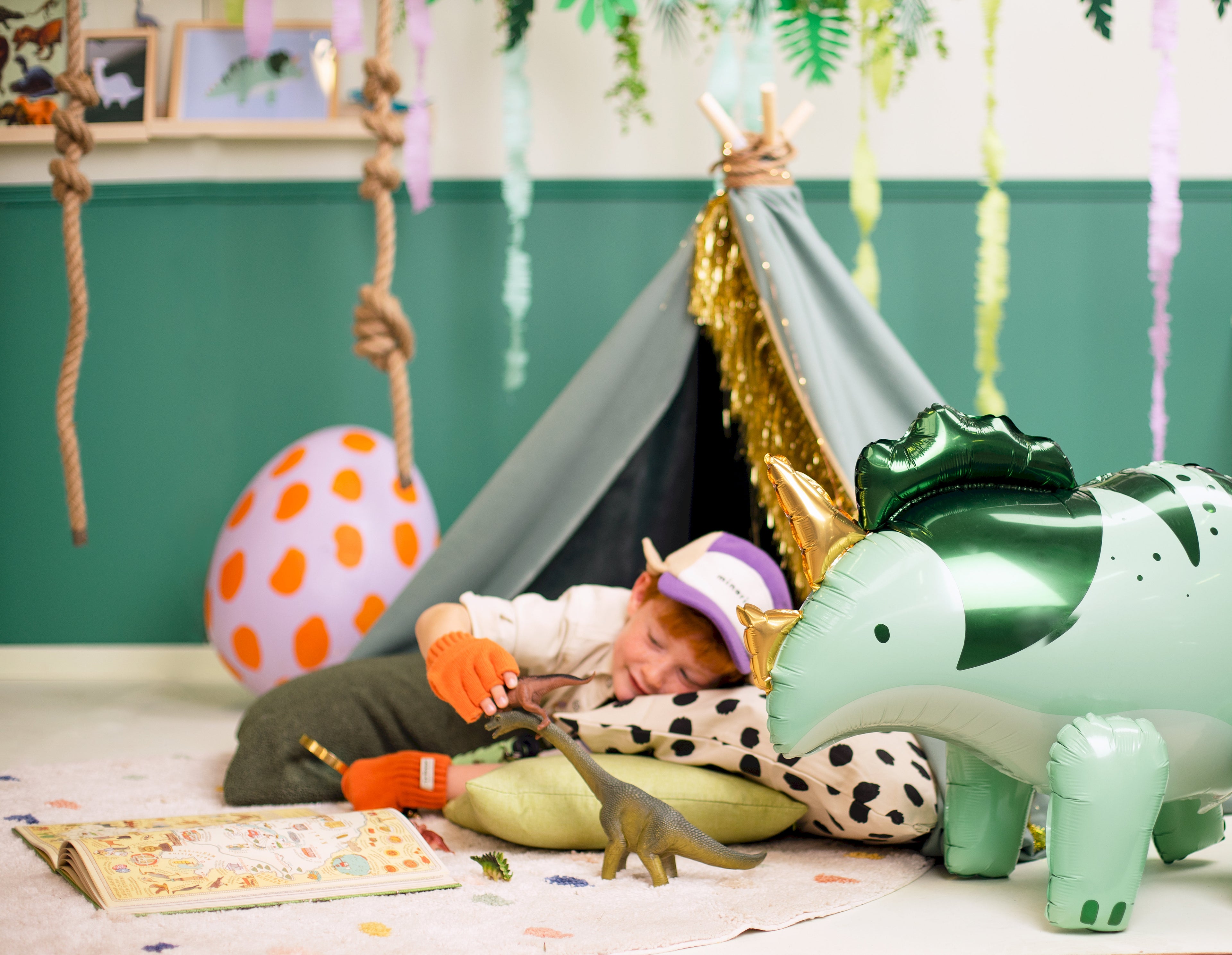 Triceratops-Folienballon groß 101 × 60,5 cm (aufgeblasen ca. 93 × 49 cm) – Grün, Luftfüllung inkl. Strohhalm, Dino-Party Deko