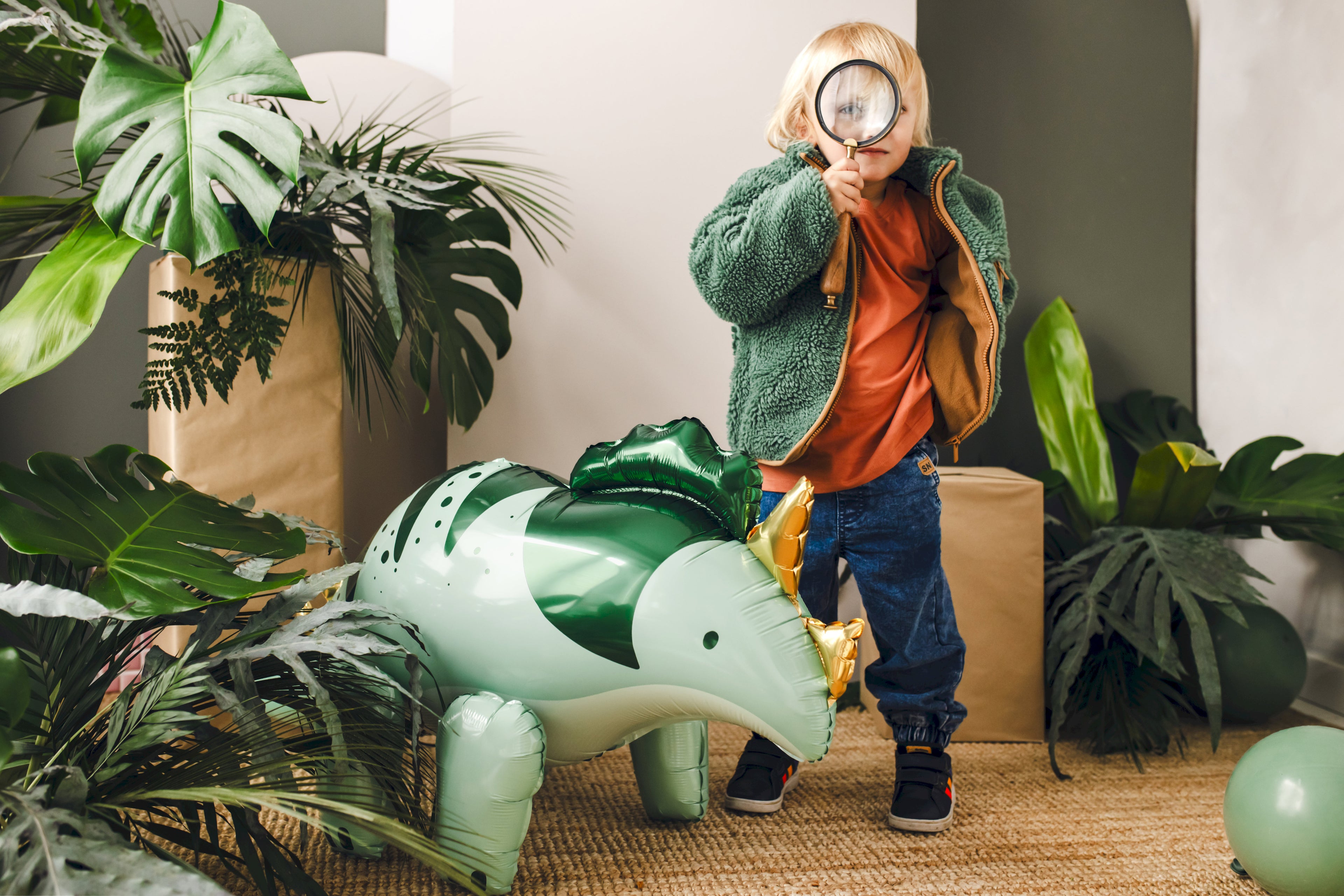 Triceratops-Folienballon groß 101 × 60,5 cm (aufgeblasen ca. 93 × 49 cm) – Grün, Luftfüllung inkl. Strohhalm, Dino-Party Deko