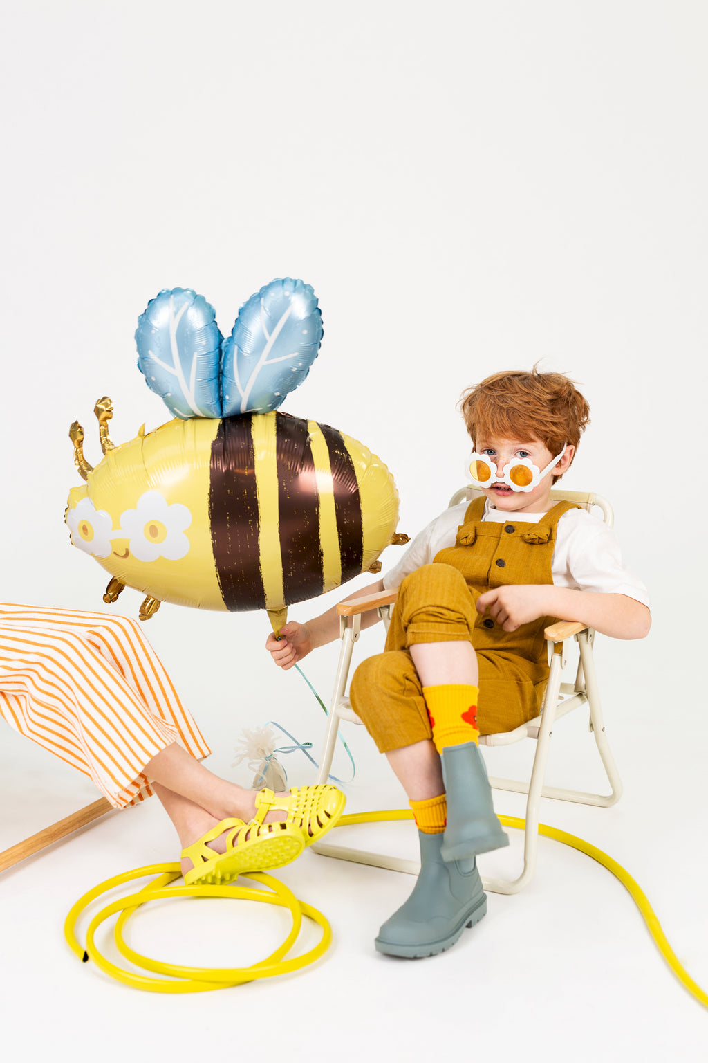 Bienen‑Folienballon – 63,5 × 72 cm (55 × 56 cm aufgeblasen) | Süßer Bee Ballon für Kindergeburtstag, Sommerfest & Gartenparty | Helium oder Luft, inkl. Strohhalm