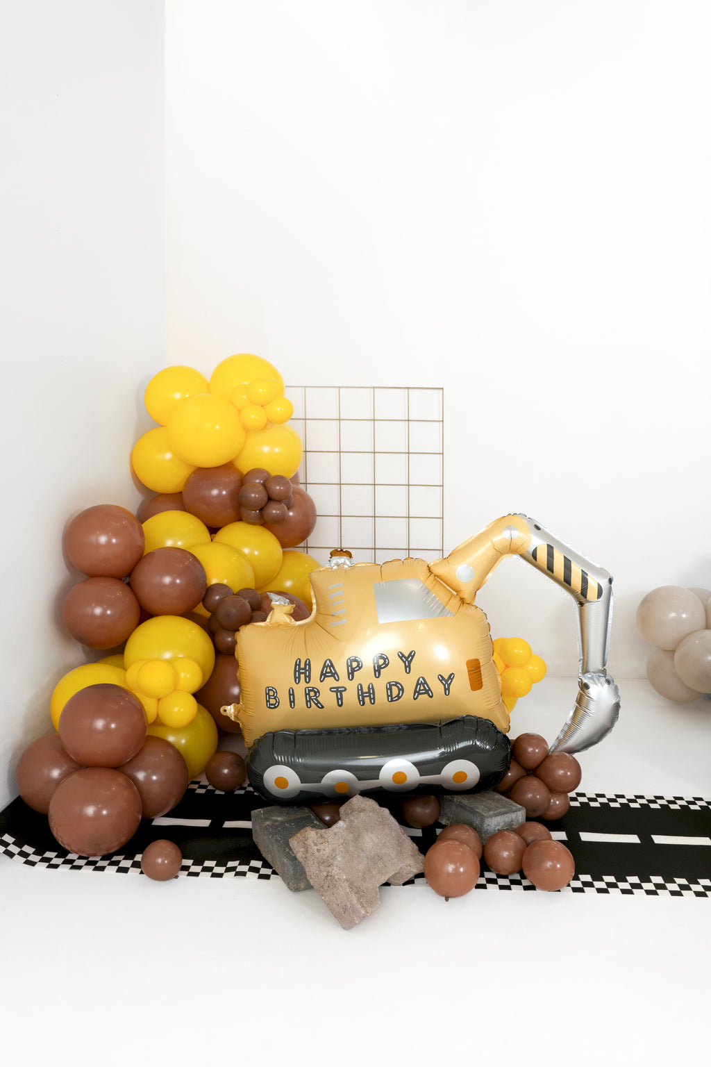 Bagger‑Folienballon freistehend – 49 × 76,5 cm | Baustellen‑Ballon im Farbmix | Luftfüllung, inkl. Strohhalm
