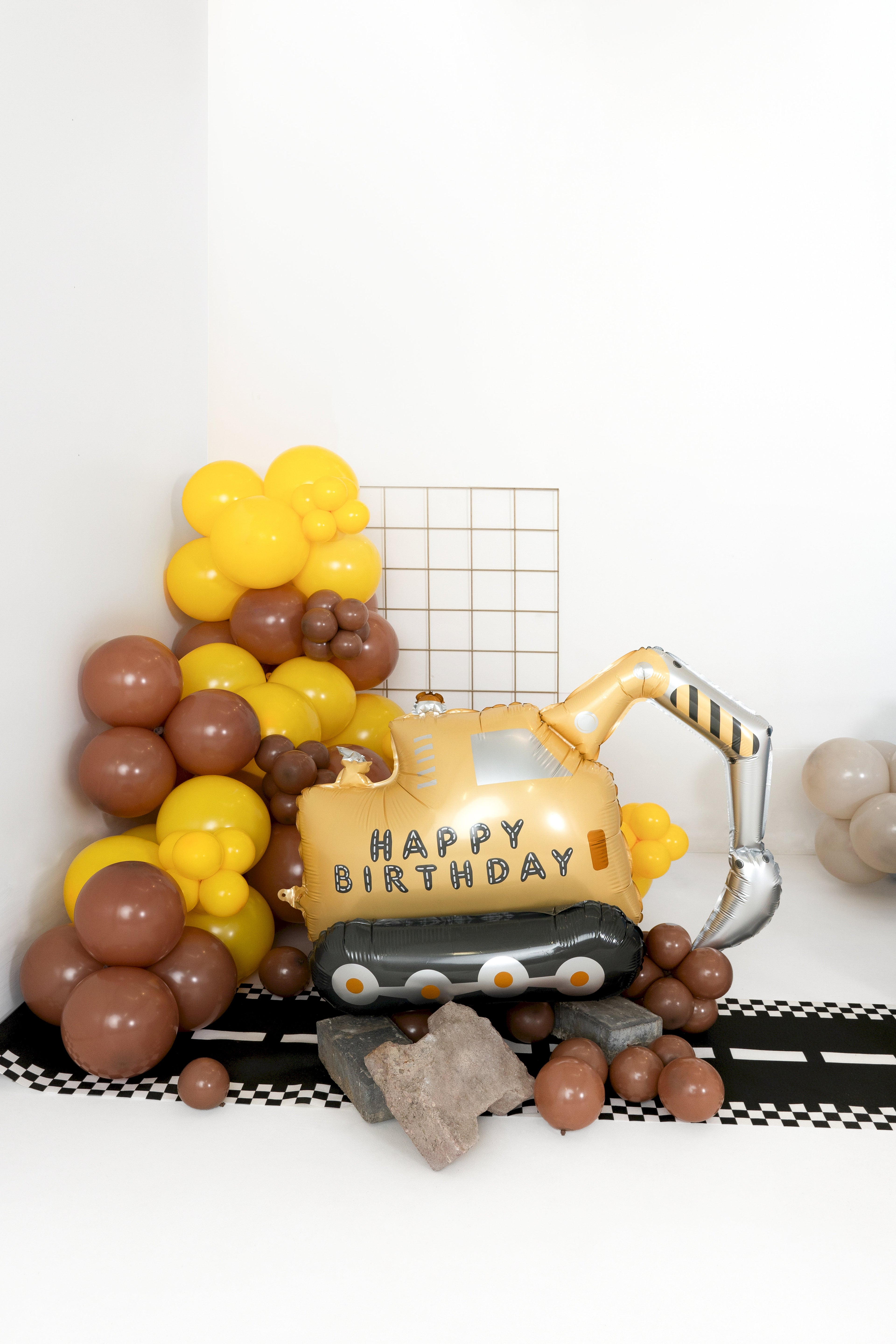 Bagger‑Folienballon freistehend – 49 × 76,5 cm | Baustellen‑Ballon im Farbmix | Luftfüllung, inkl. Strohhalm
