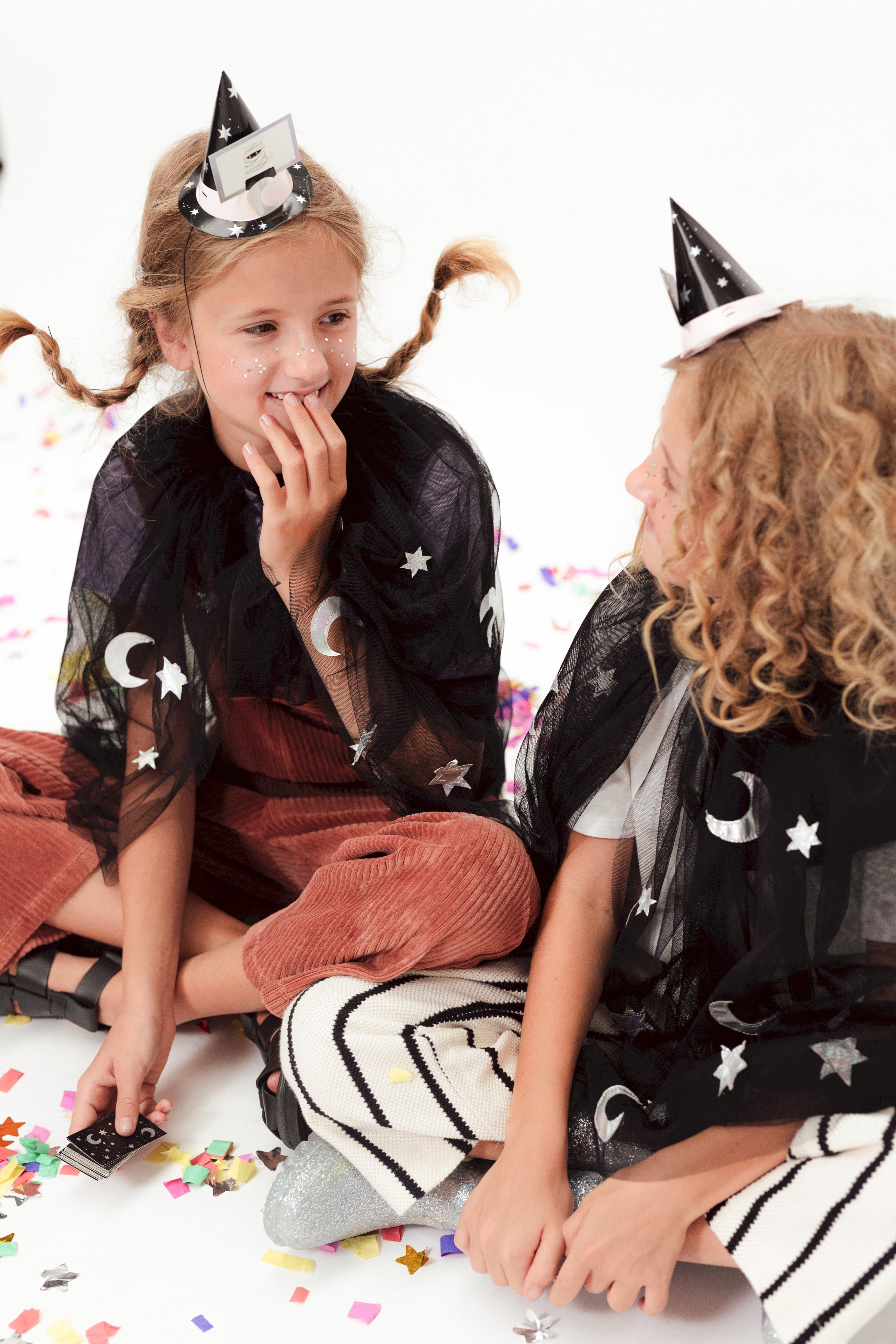 Halloween Spiel „Rate mal!“ – Kartenspiel mit 6 Hexenhüten & 40 Karten | Partyspiel für Kinder & Familien (2–6 Spieler)