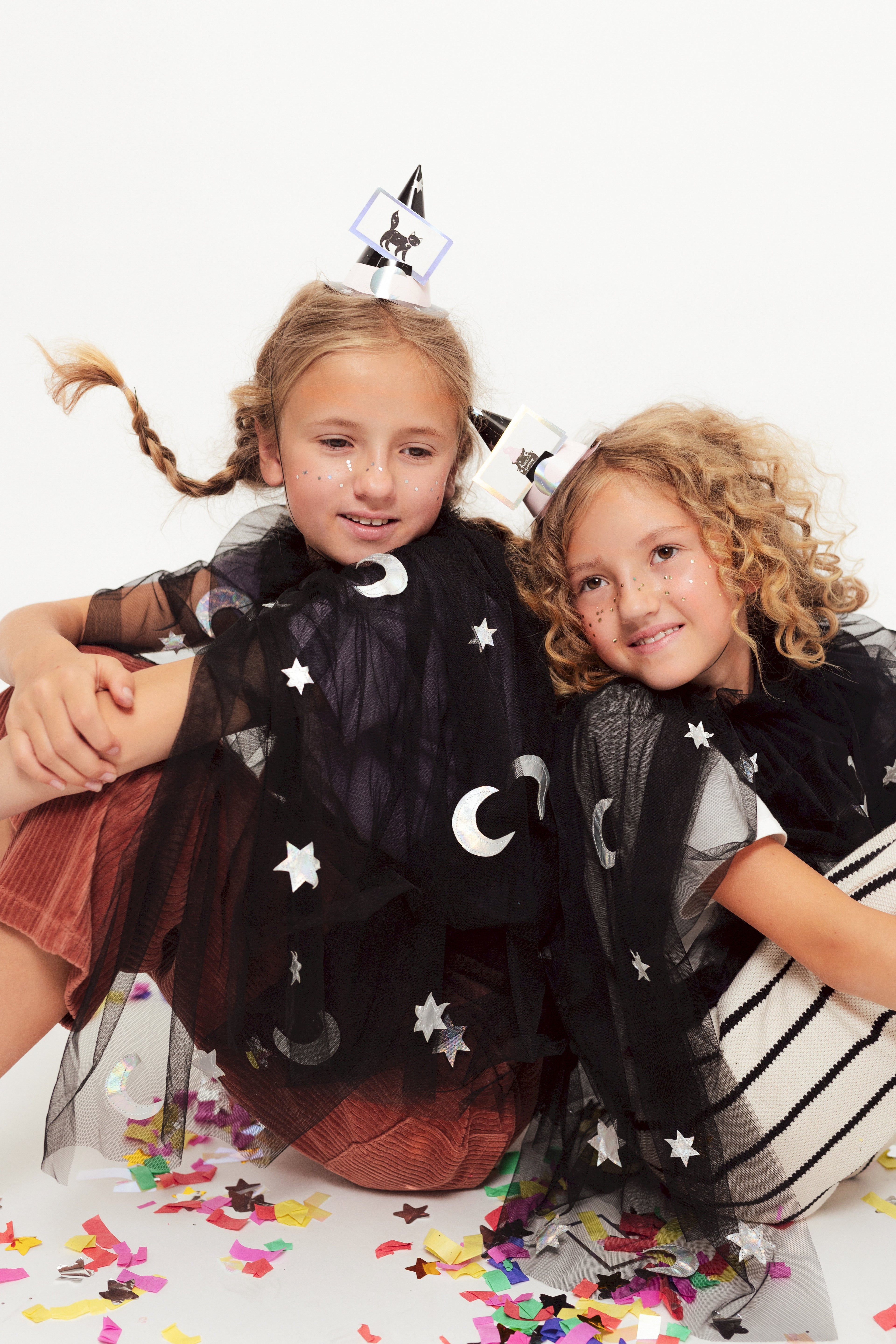 Halloween Spiel „Rate mal!“ – Kartenspiel mit 6 Hexenhüten & 40 Karten | Partyspiel für Kinder & Familien (2–6 Spieler)