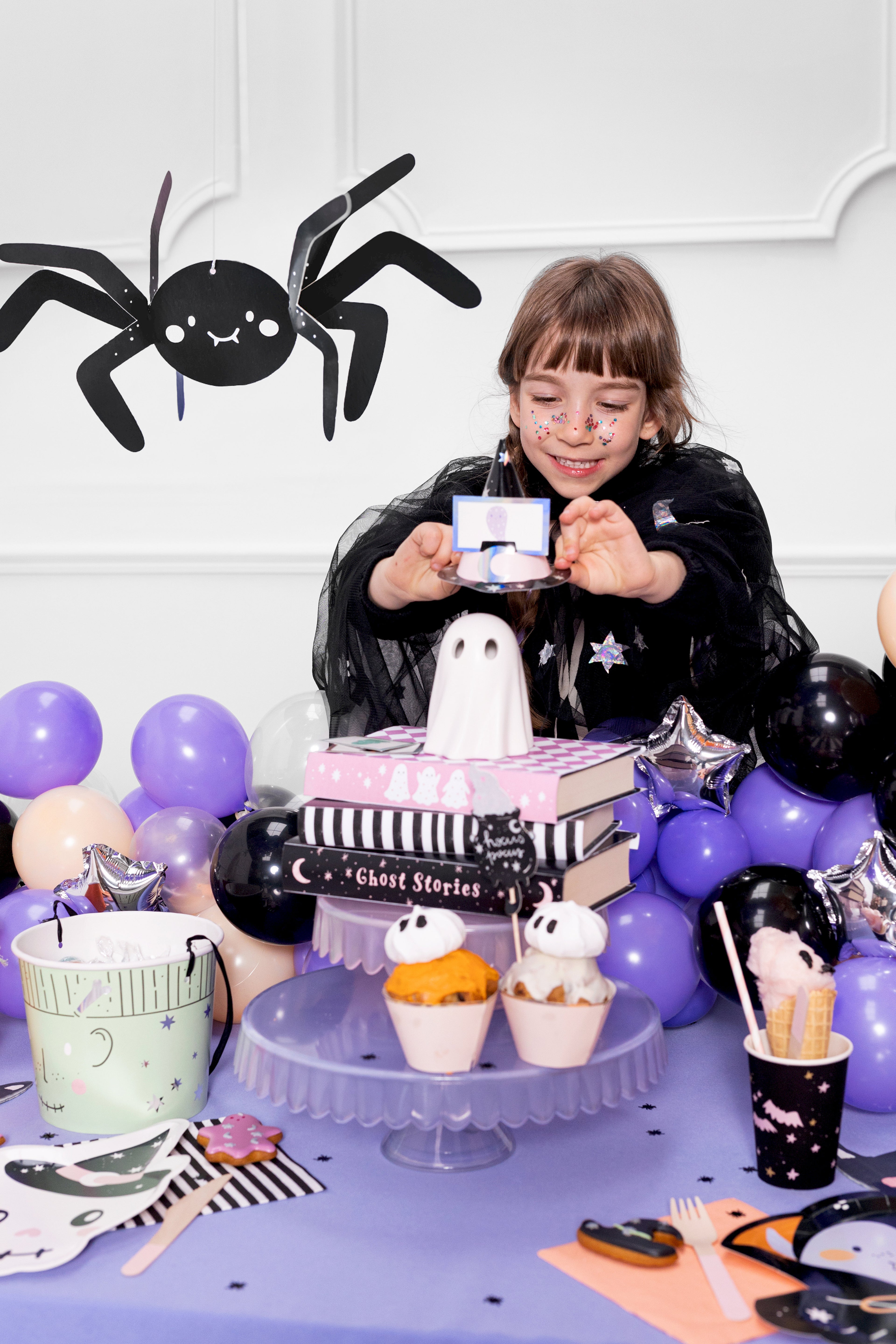 Halloween Spiel „Rate mal!“ – Kartenspiel mit 6 Hexenhüten & 40 Karten | Partyspiel für Kinder & Familien (2–6 Spieler)