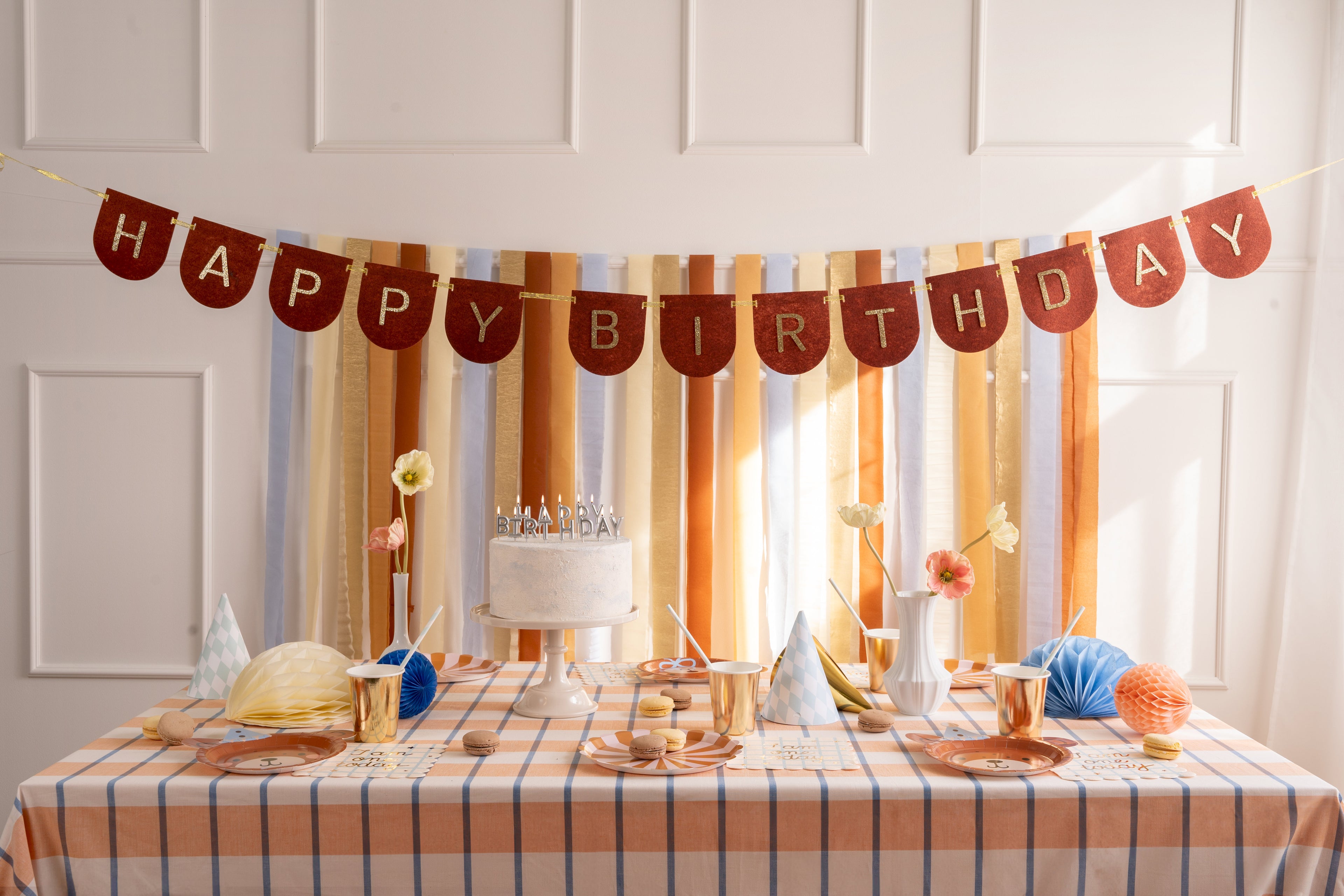 Filz‑Geburtstagsgirlande „Alles Gute zum Geburtstag“ – Braun, 3 m | Hochwertiger Filzbanner mit goldenem Band, 12 cm hoch