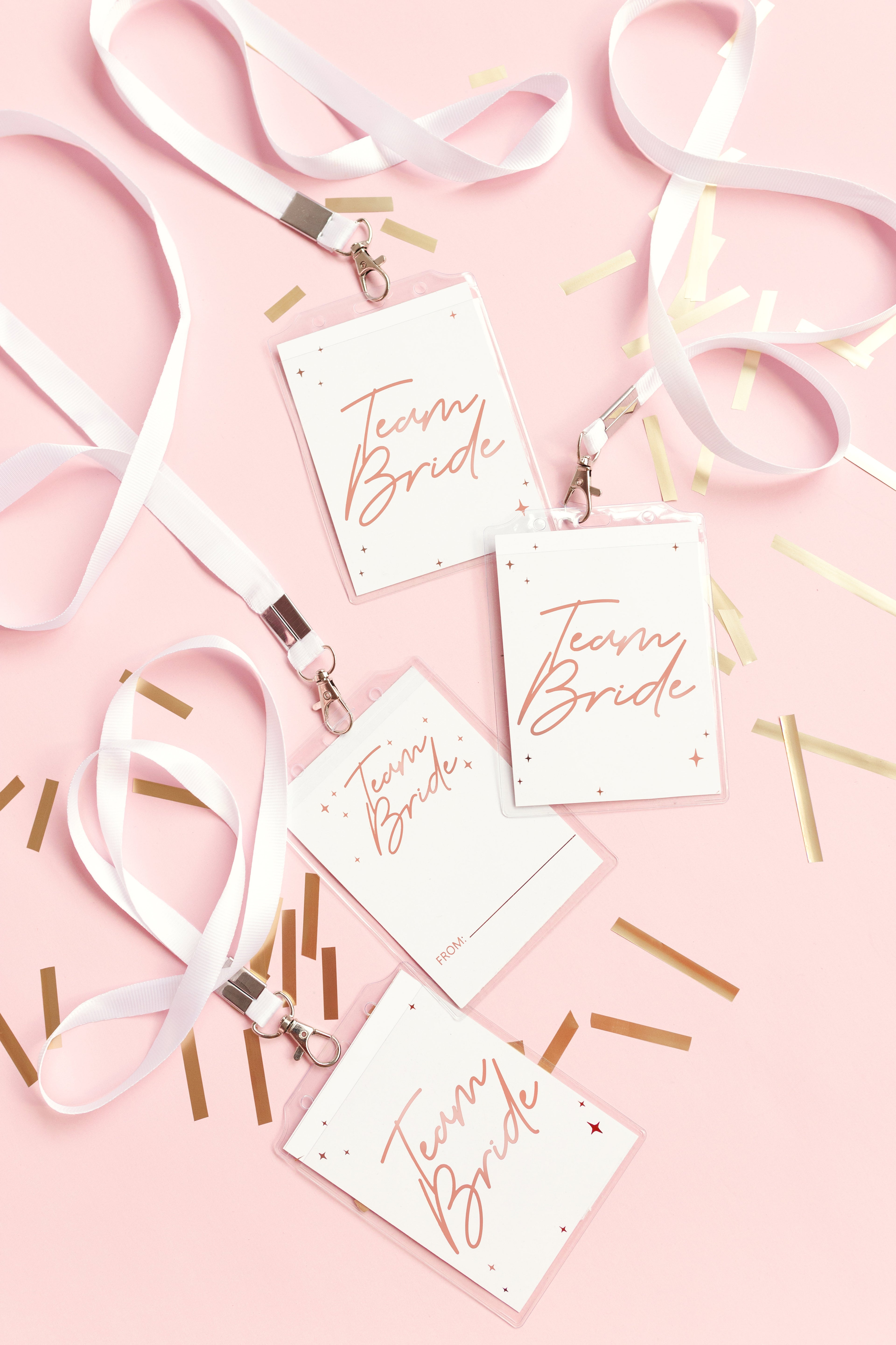 Team Bride Ausweis – 4er Set Namensschilder mit weißem Lanyard | JGA & Bridal‑Shower Accessoires | 8,7 × 12,5 cm