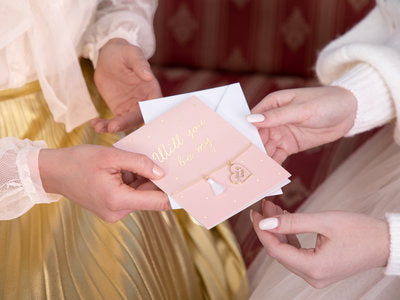 Karte mit Armband „Willst du meine Trauzeugin sein?“ – Rosa Karte & Armband „Maid of honor“ | 10,5 × 14,8 cm | Geschenk für Trauzeugin