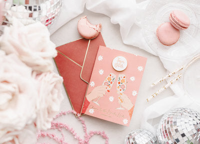 Bride und Team Bride Anstecknadel – Karte mit Metallic‑Print & Pin | JGA Accessoire | „Bride“ oder „Team Bride“ | 10,5 × 15 cm Geschenkset