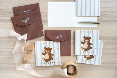 Teddybär‑Geburtstagskarte – 14×14 cm | Süße Karte in verschiedenen Farben inkl. Umschlag | Kindergeburtstag, Mädchen & Jungen