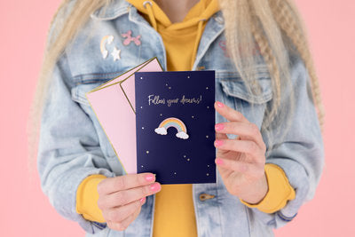 Grußkarte mit Regenbogen‑Anstecknadel – Marineblau & Gold | 10,5 × 14,8 cm | Karte mit Pin, Rosa Umschlag, Geschenkidee, Liebe , Glück