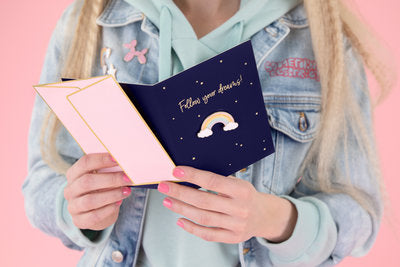 Grußkarte mit Regenbogen‑Anstecknadel – Marineblau & Gold | 10,5 × 14,8 cm | Karte mit Pin, Rosa Umschlag, Geschenkidee, Liebe , Glück