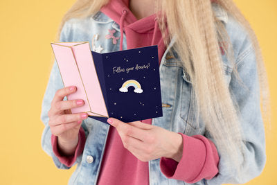 Grußkarte mit Regenbogen‑Anstecknadel – Marineblau & Gold | 10,5 × 14,8 cm | Karte mit Pin, Rosa Umschlag, Geschenkidee, Liebe , Glück