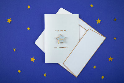 Grußkarte mit Papa‑Anstecknadel – Blaue Karte & goldener „Dad“‑Pin | 10,5 × 14,8 cm | Geschenk für Papa, Vatertag, Geburtstag