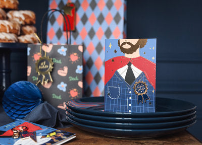 Grußkarte mit „Super Dad“ Anstecknadel – Cotillion‑Pin & Metallic‑Print | 11 × 15,5 cm | Geschenk für Papa, Vatertag, Geburtstag