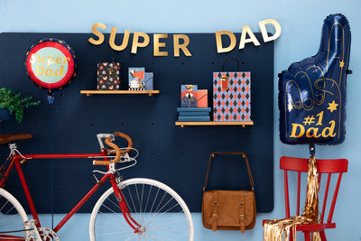 Grußkarte mit „Super Dad“ Anstecknadel – Cotillion‑Pin & Metallic‑Print | 11 × 15,5 cm | Geschenk für Papa, Vatertag, Geburtstag