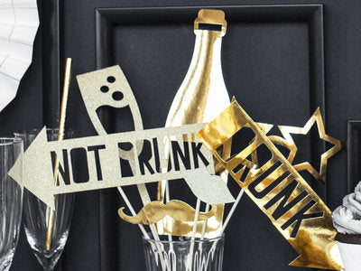 Foto‑Requisiten „Let’s Celebrate“ – 8‑teiliges Set in Gold | Party‑Props zum Selbstmontieren | 21–42 cm | Fotobox, Geburtstag, Hochzeit