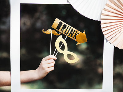 Foto‑Requisiten „Let’s Celebrate“ – 8‑teiliges Set in Gold | Party‑Props zum Selbstmontieren | 21–42 cm | Fotobox, Geburtstag, Hochzeit
