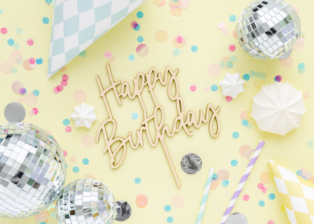 Holz Kuchen Topper „Happy Birthday“ – 15 × 16,5 cm | Wiederverwendbarer Tortenaufsatz aus Holz für Geburtstag