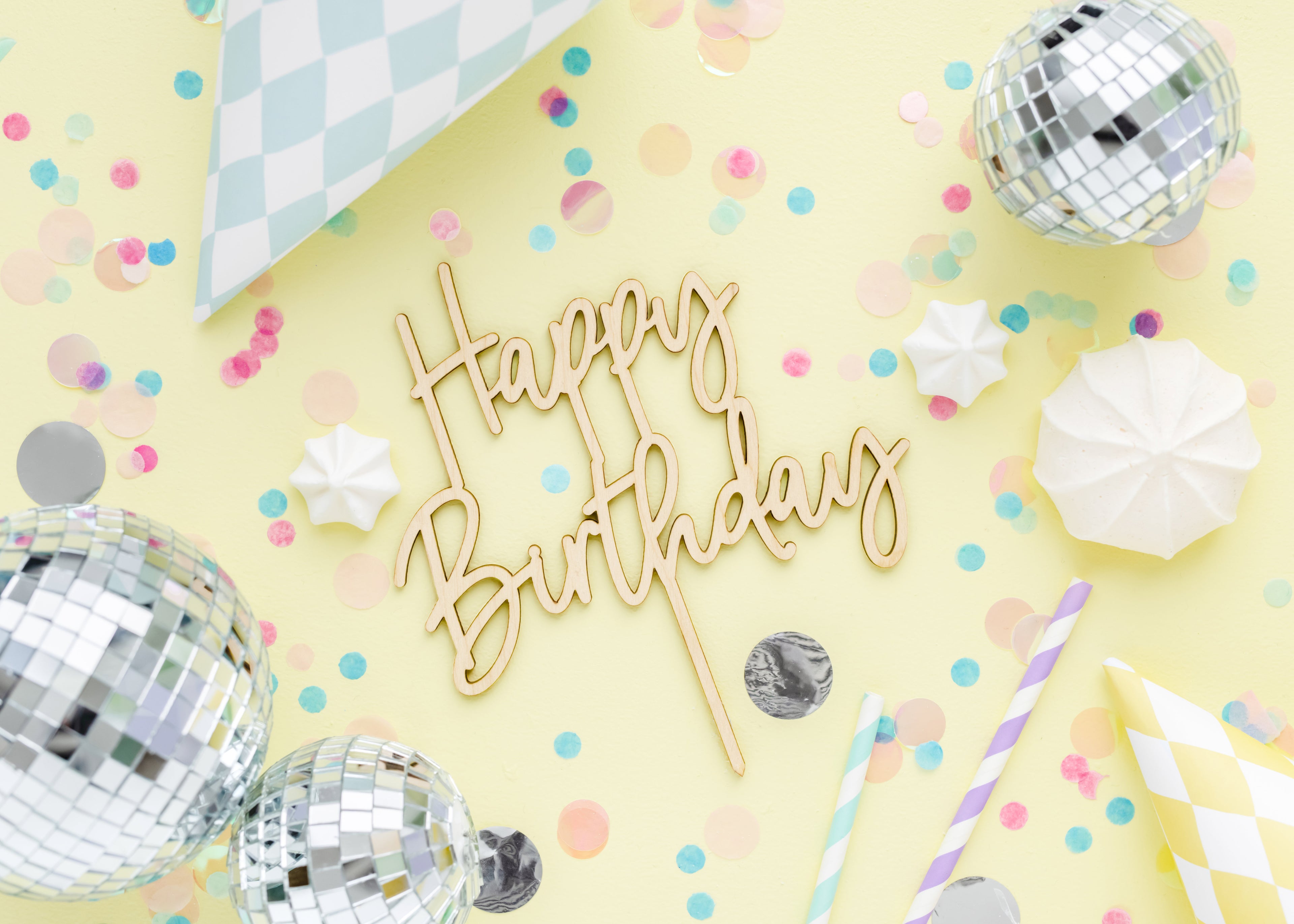Holz Kuchen Topper „Happy Birthday“ – 15 × 16,5 cm | Wiederverwendbarer Tortenaufsatz aus Holz für Geburtstag