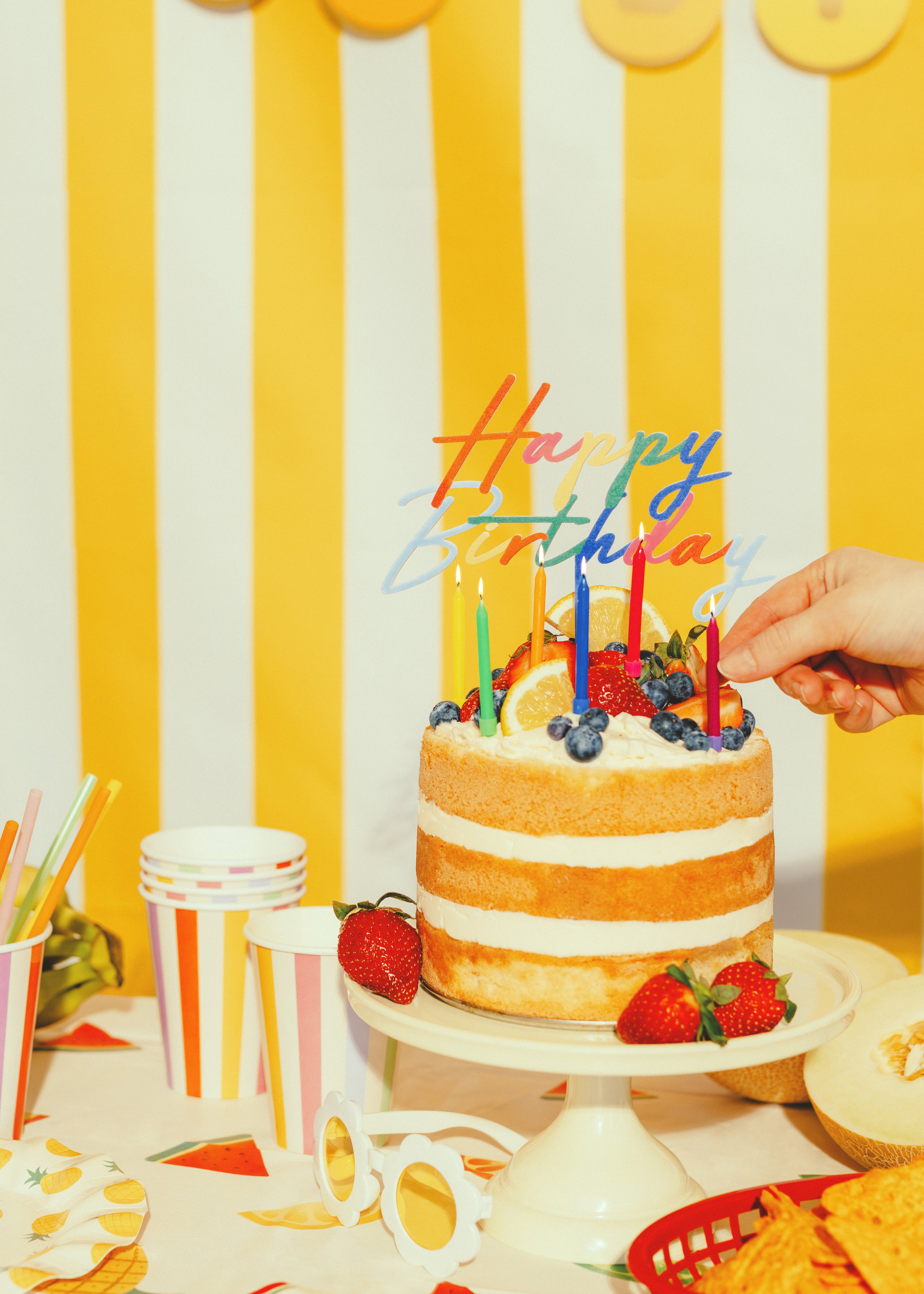 Acryl Kuchen Topper „Happy Birthday“ – Bunt Matt, 18 × 16,5 cm | Tortenaufsatz in Pastell‑Farben für Geburtstag & Party