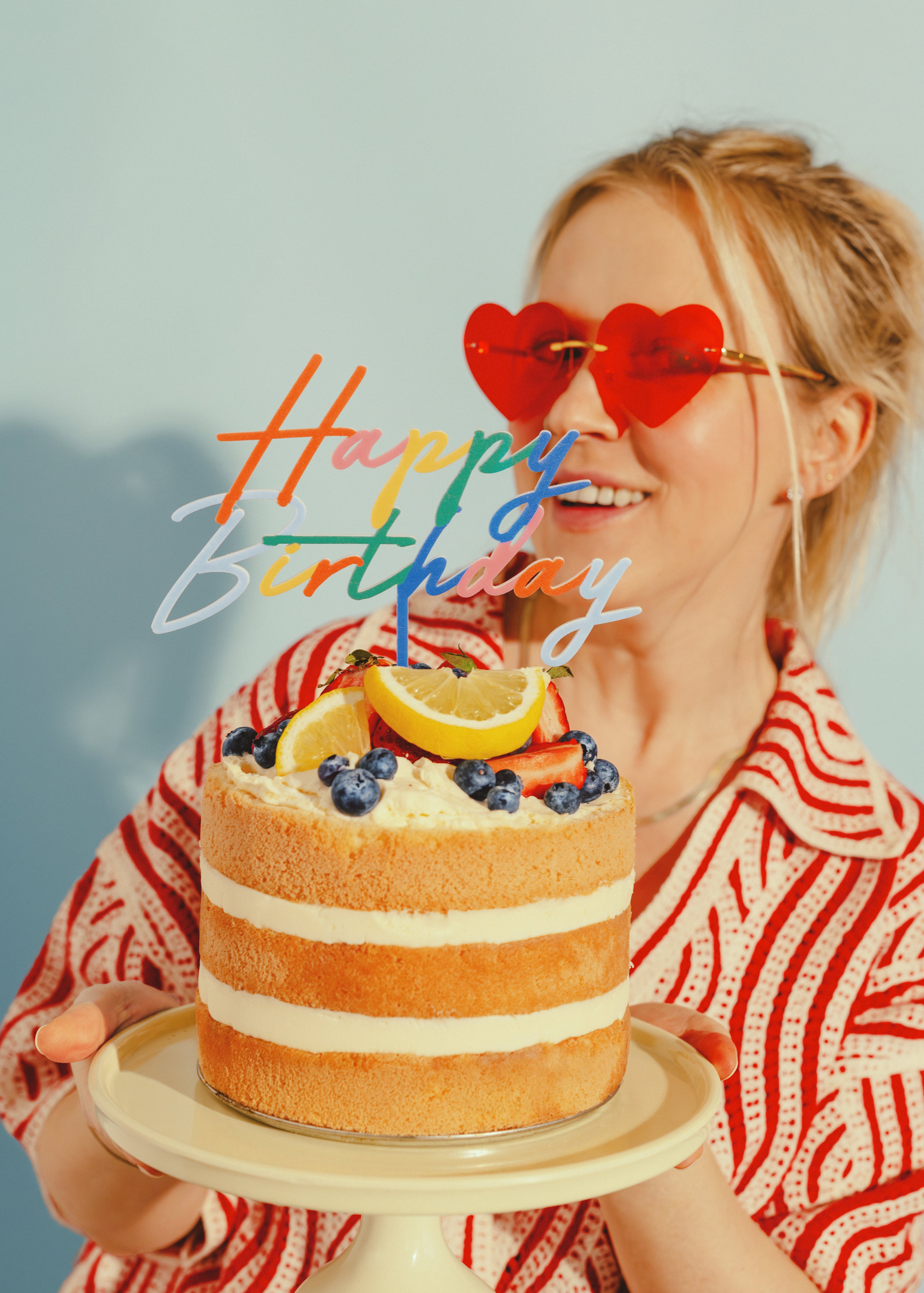 Acryl Kuchen Topper „Happy Birthday“ – Bunt Matt, 18 × 16,5 cm | Tortenaufsatz in Pastell‑Farben für Geburtstag & Party