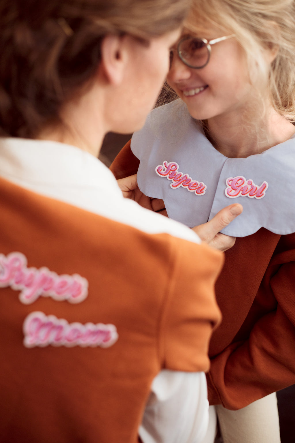 Aufbügel‑Patches „Super Mom“ – 2er Set | Bügelaufnäher in Farbmix | 14 × 3,5 bis 19,5 × 5 cm | DIY & Upcycling