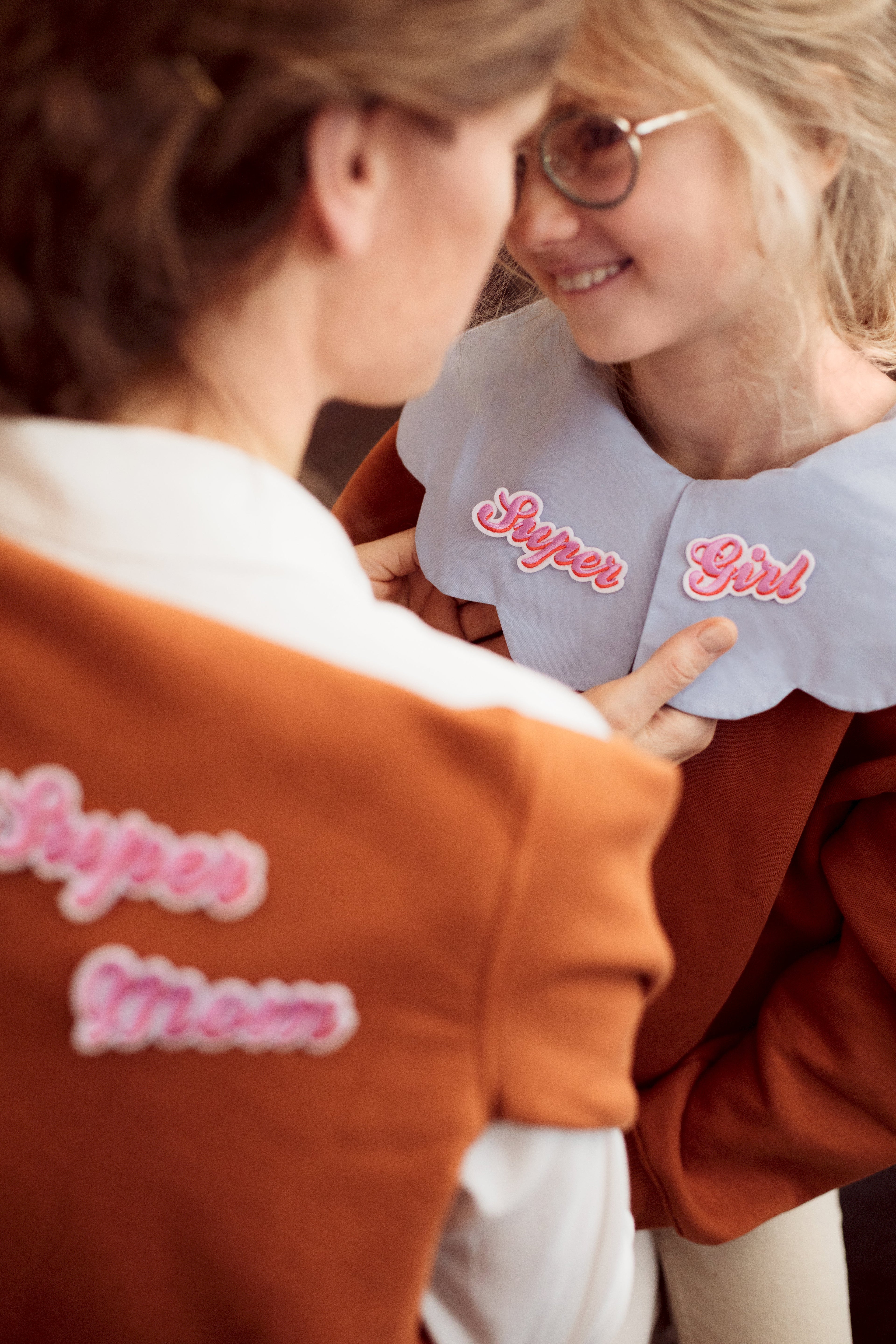 Aufbügel‑Patches „Super Mom“ – 2er Set | Bügelaufnäher in Farbmix | 14 × 3,5 bis 19,5 × 5 cm | DIY & Upcycling