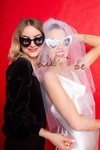 Herzbrille „Bride to Be“ – Weißer Schriftzug, schwarze Gläser | Partybrille für JGA & Bridal Shower | 14,8 × 6 × 13,5 cm