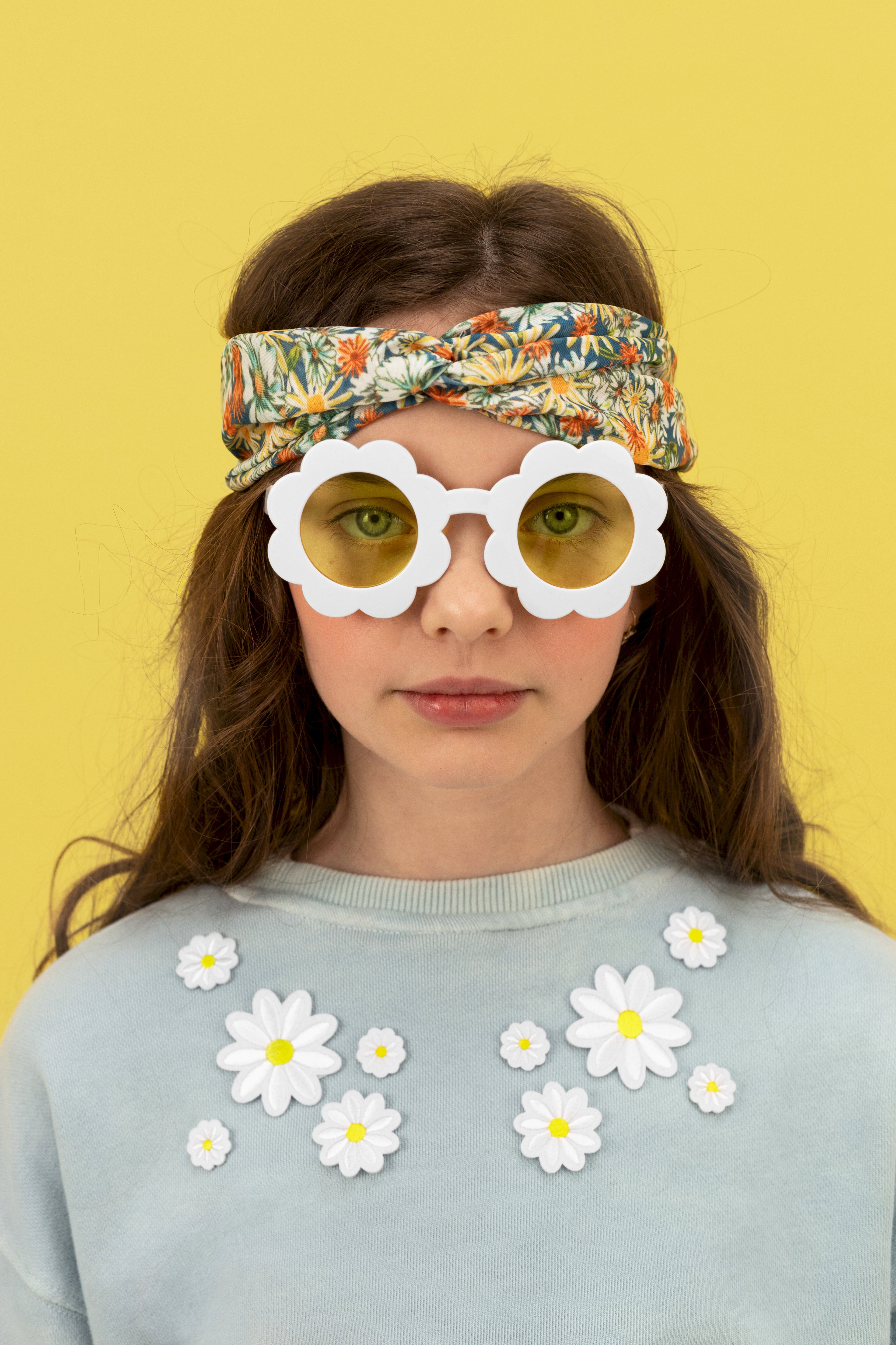 Gänseblümchen‑Brille Weiß – Partybrille mit gelben Gläsern | 13 × 6 × 13 cm | Festival, Sommerparty & Fotos