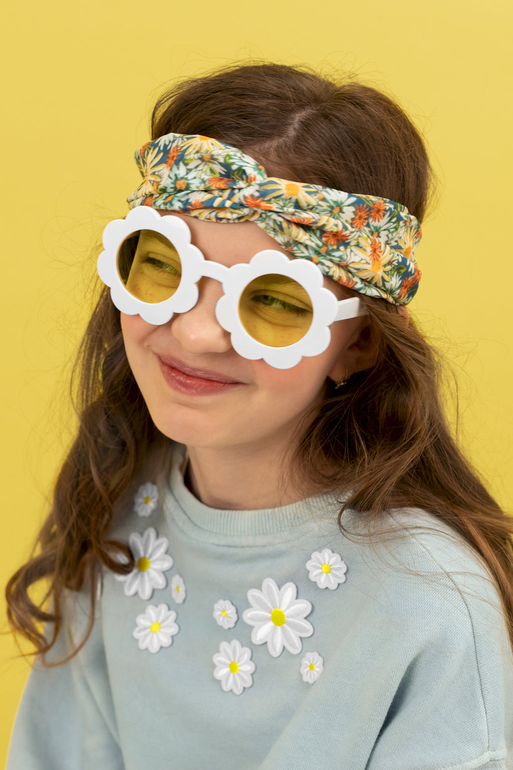 Gänseblümchen‑Brille Weiß – Partybrille mit gelben Gläsern | 13 × 6 × 13 cm | Festival, Sommerparty & Fotos