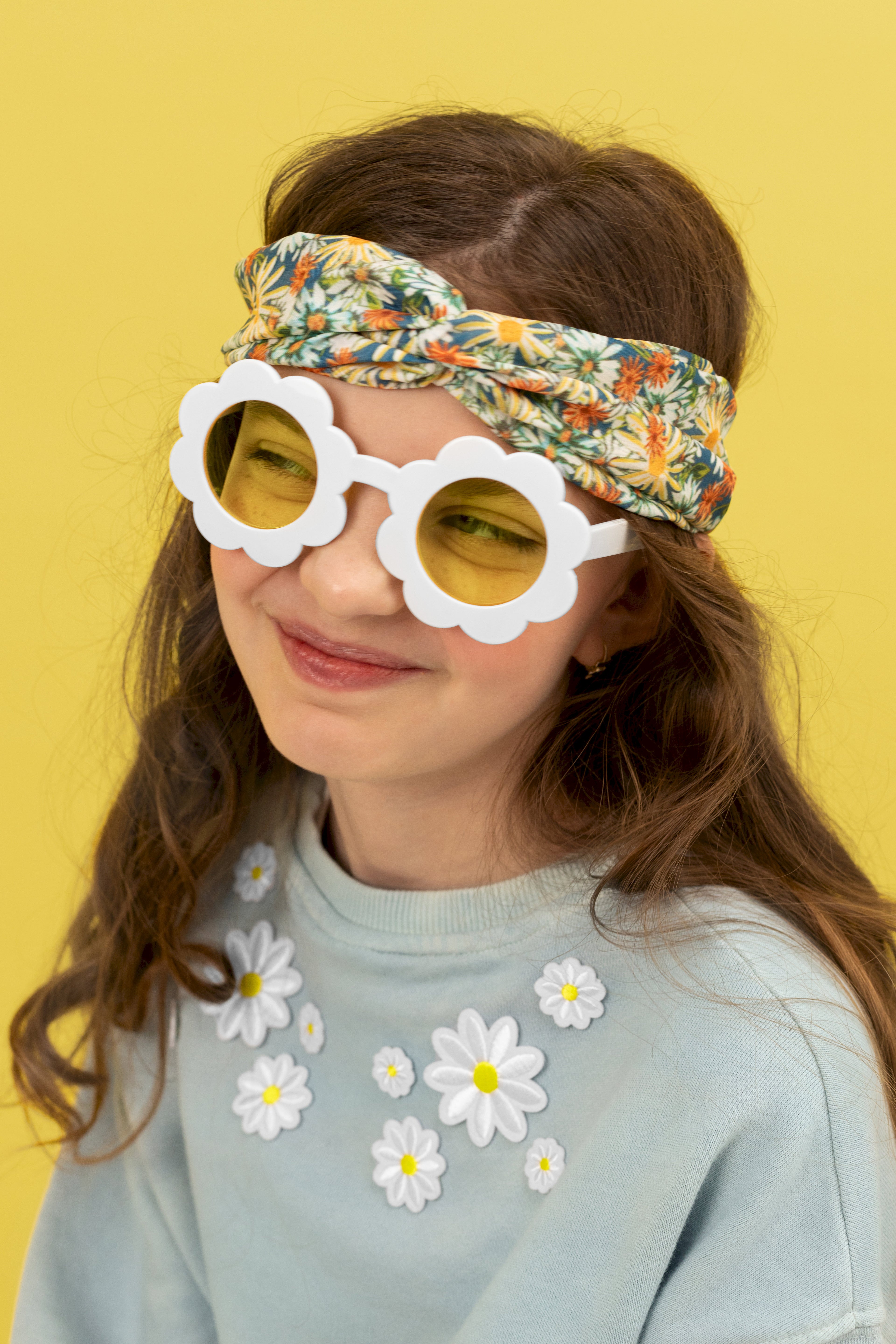 Gänseblümchen‑Brille Weiß – Partybrille mit gelben Gläsern | 13 × 6 × 13 cm | Festival, Sommerparty & Fotos