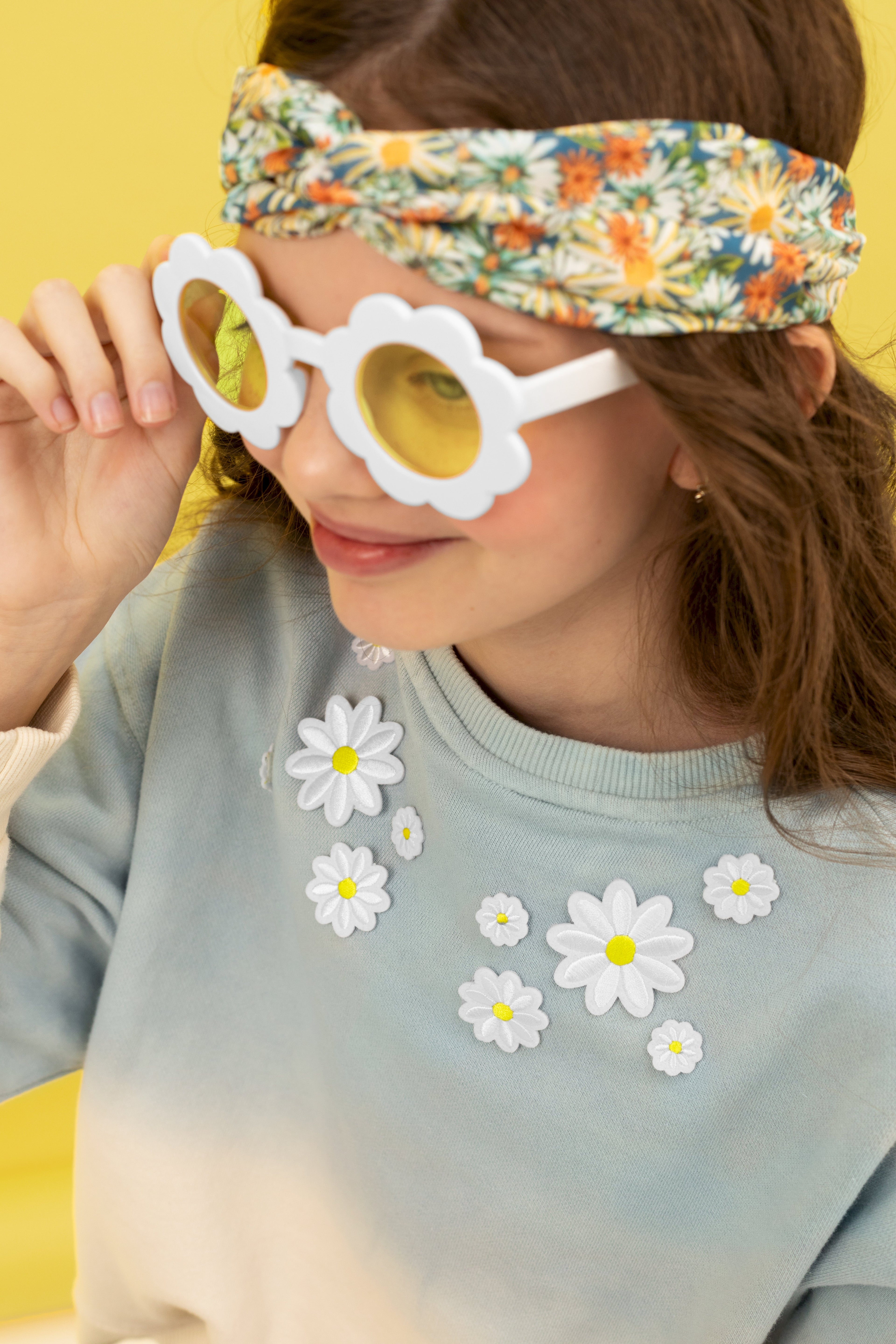 Gänseblümchen‑Brille Weiß – Partybrille mit gelben Gläsern | 13 × 6 × 13 cm | Festival, Sommerparty & Fotos