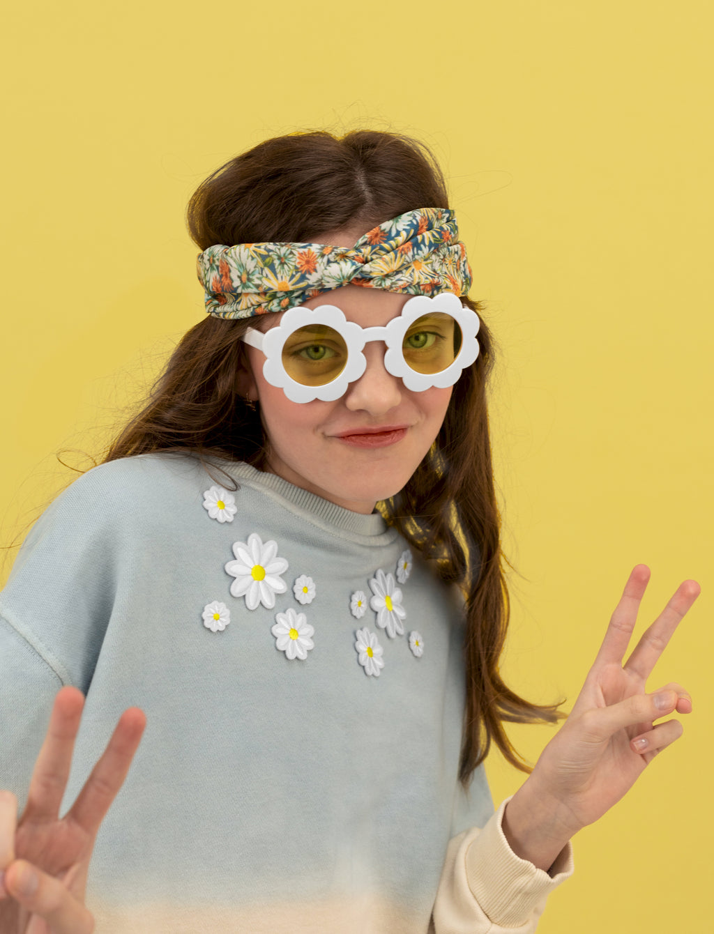 Gänseblümchen‑Brille Weiß – Partybrille mit gelben Gläsern | 13 × 6 × 13 cm | Festival, Sommerparty & Fotos