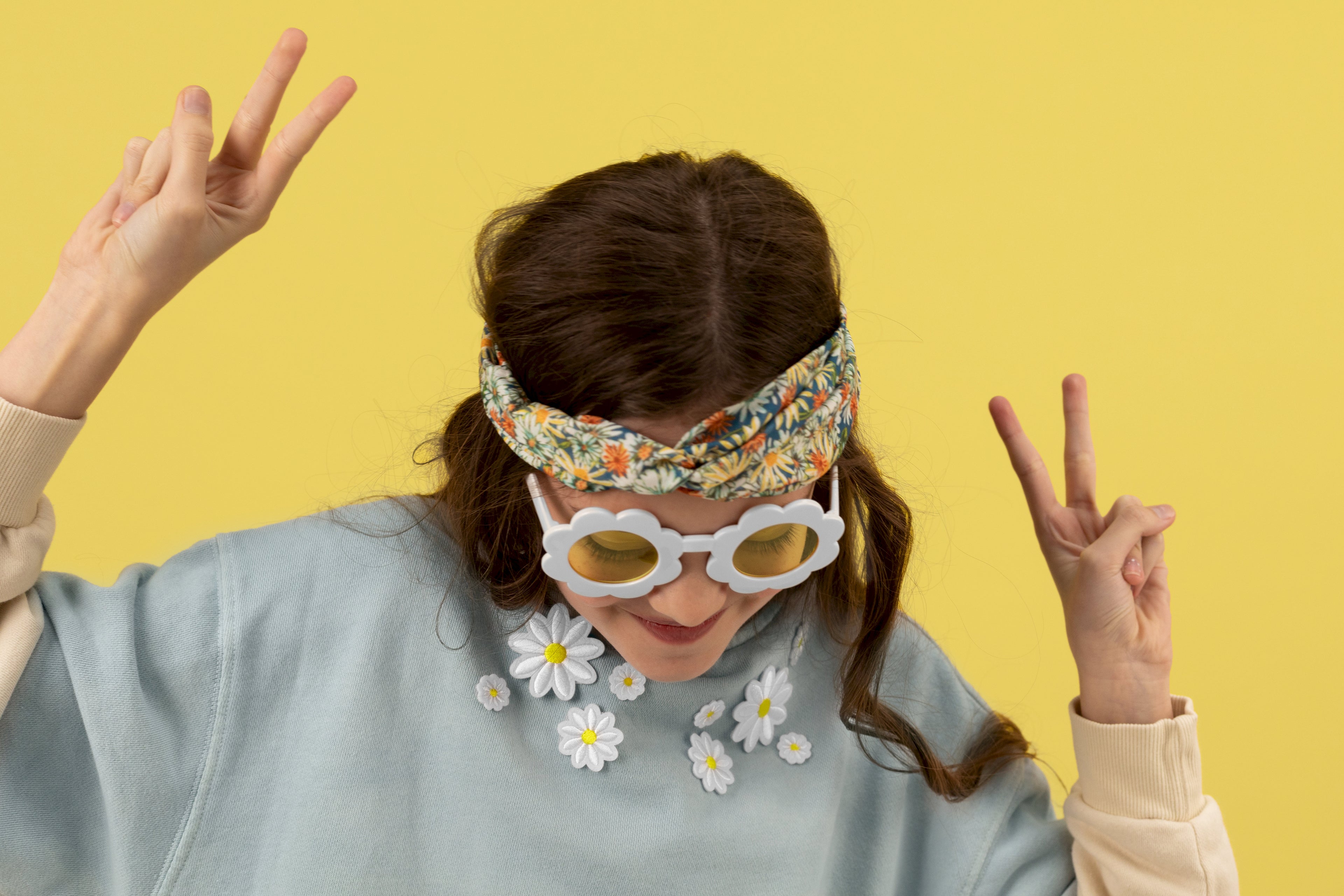 Gänseblümchen‑Brille Weiß – Partybrille mit gelben Gläsern | 13 × 6 × 13 cm | Festival, Sommerparty & Fotos