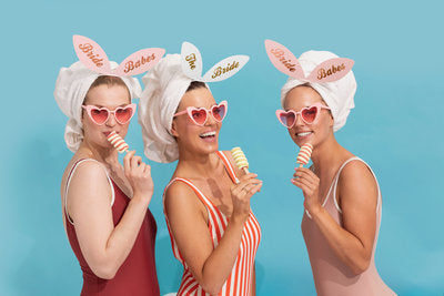 Bride Squad Stirnbänder Set – 6‑teilig | Haarreifen mit Ohren | 5× Rosa „Bride Babes“ & 1× Weiß „The Bride“ | JGA Accessoires