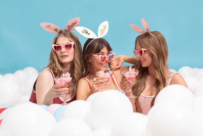 Bride Squad Stirnbänder Set – 6‑teilig | Haarreifen mit Ohren | 5× Rosa „Bride Babes“ & 1× Weiß „The Bride“ | JGA Accessoires